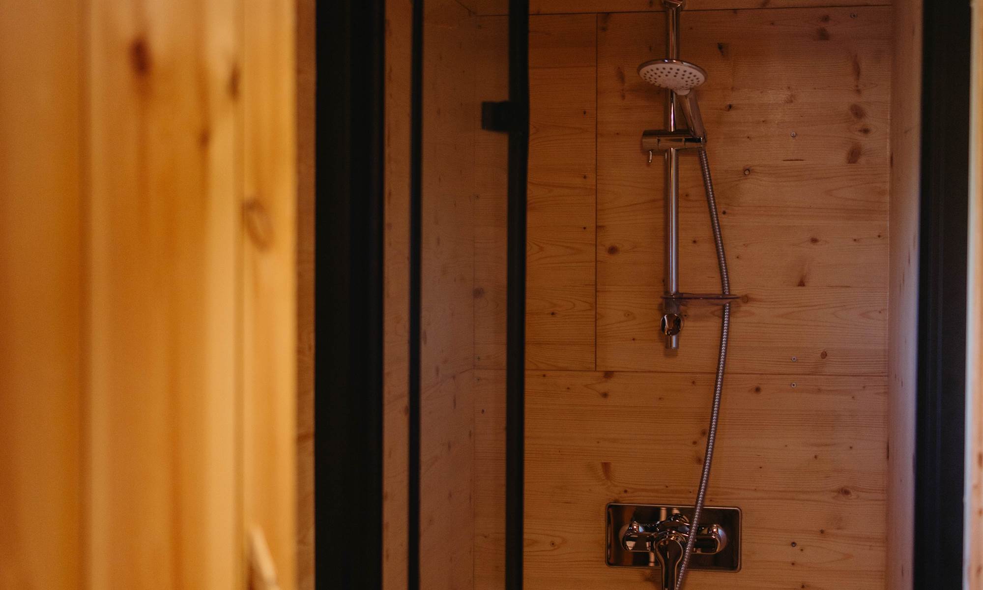 La jolie douche en bois