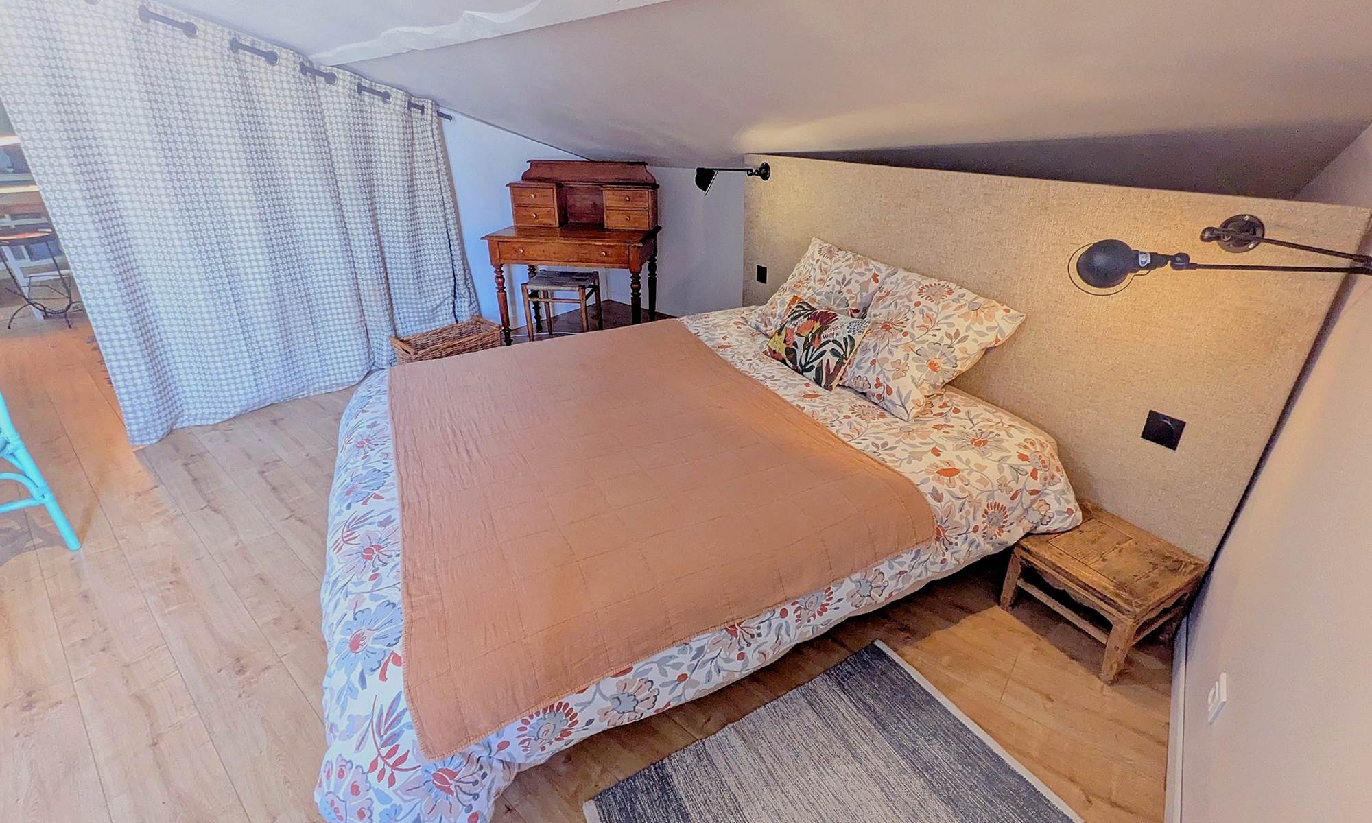 chambre-lit queen size-bureau-16 bis gite hotel-albi-marssac-climatisation-galerie