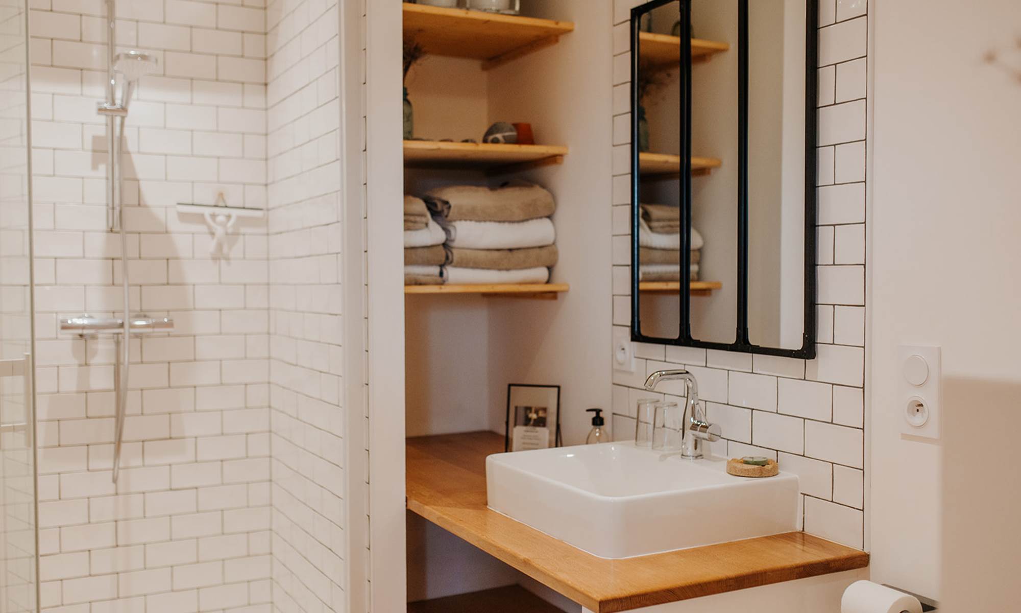 Tons naturels et agencement pratique dans les salles de bains