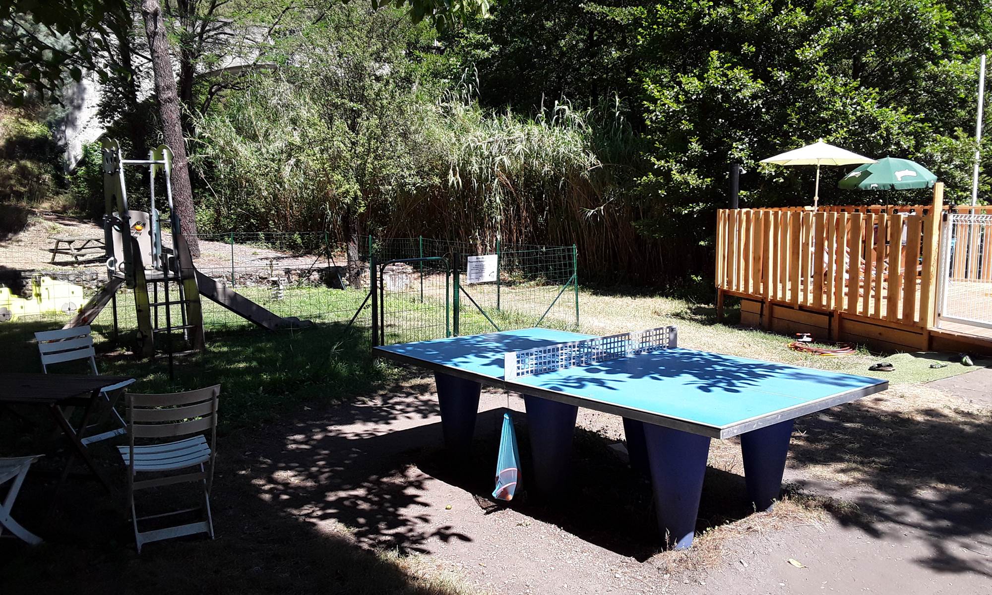 Aire de jeux et table de ping-pong