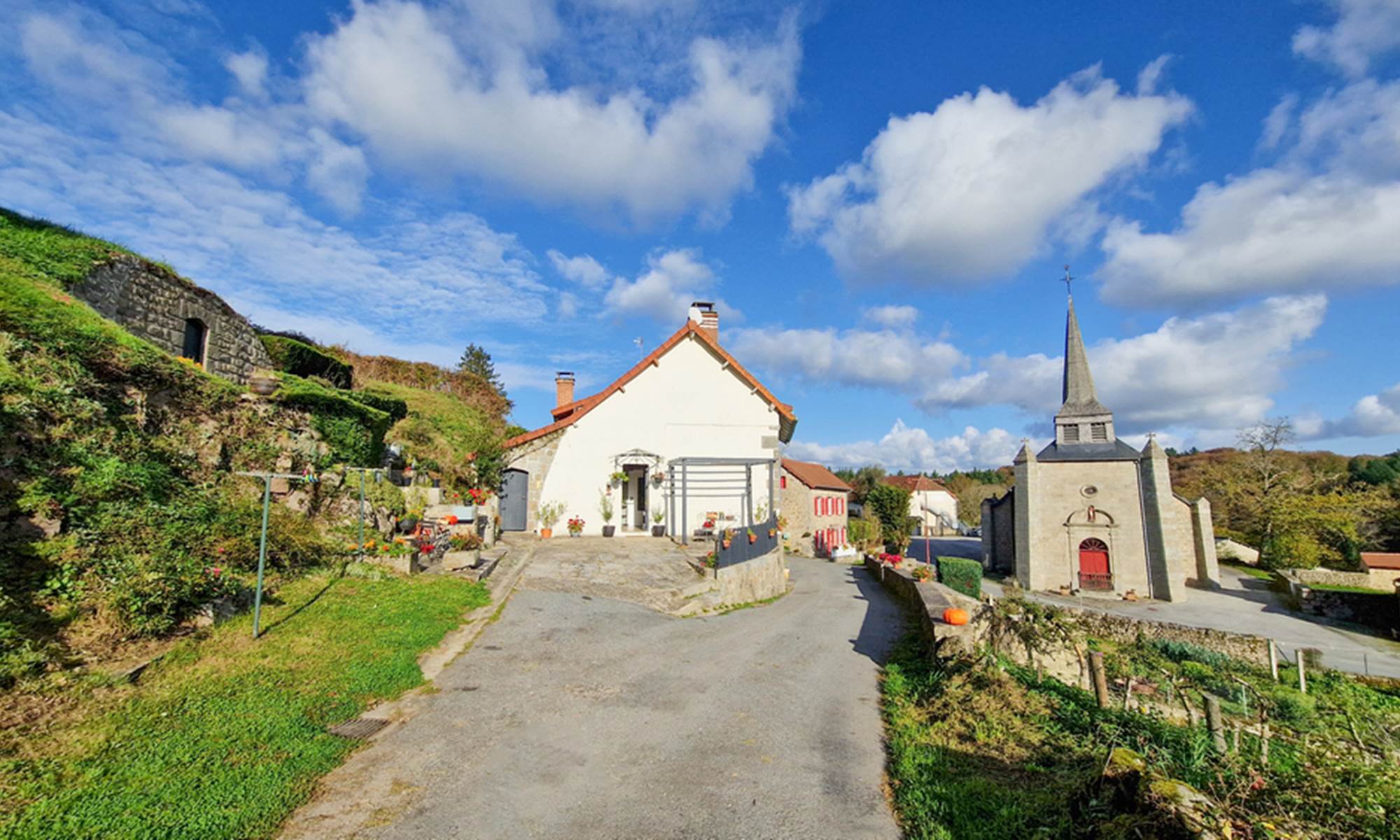 Gite la belle du clocher St pardoux d'arnet proche Crocq Terra Aventura