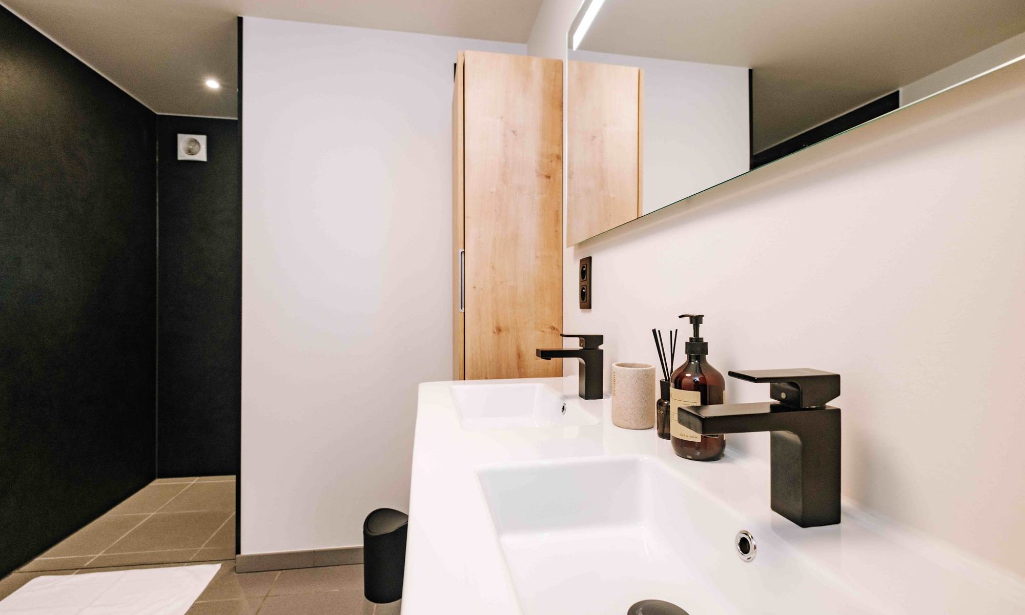 Salle de bain moderne du Gîte de Grise Pierre