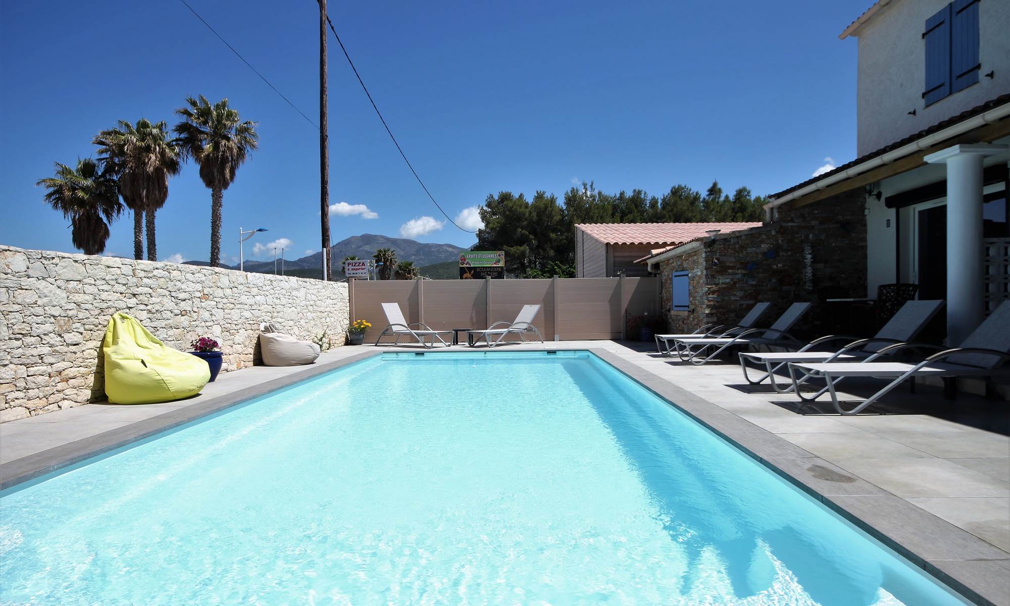vue sur la piscine chauffée de la residence Appart Bleu Azur Saint Florent en Corse