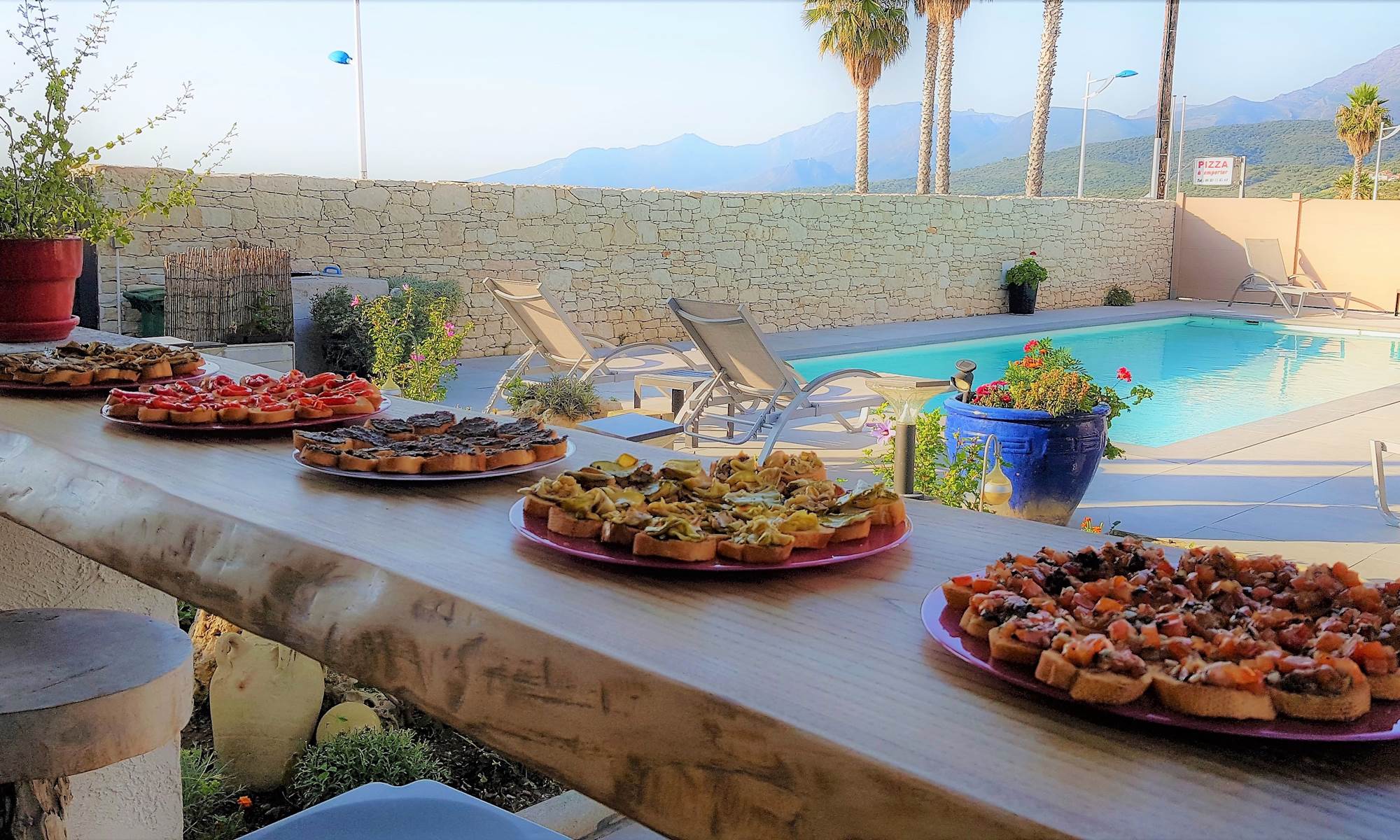 Appart Bleu Azur Saint Florent en Corse assiettes pour l'apéritif vue sur la piscine chauffée