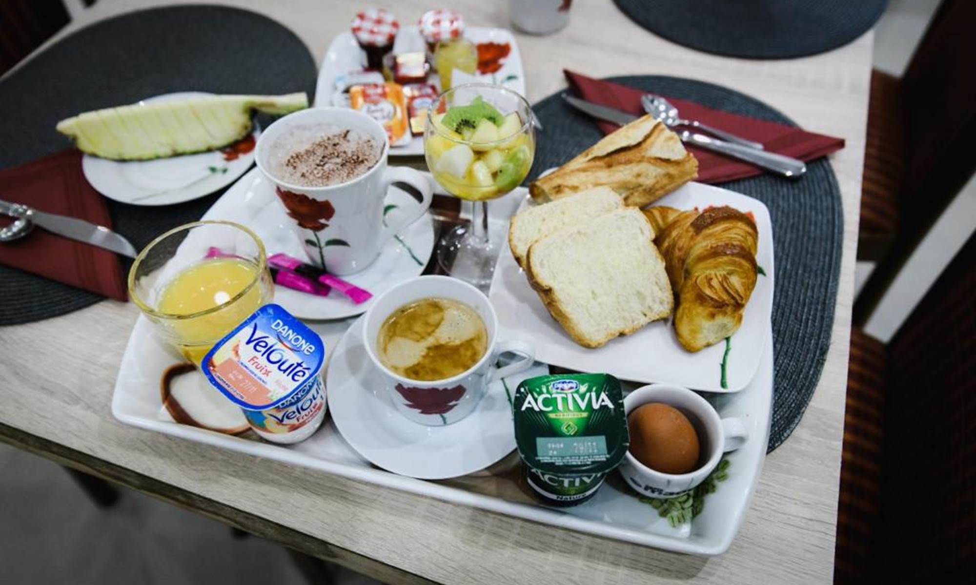 hotel-des-arcades-reims-chambre-double-deluxe-climatisation-champagne-parking-galerie