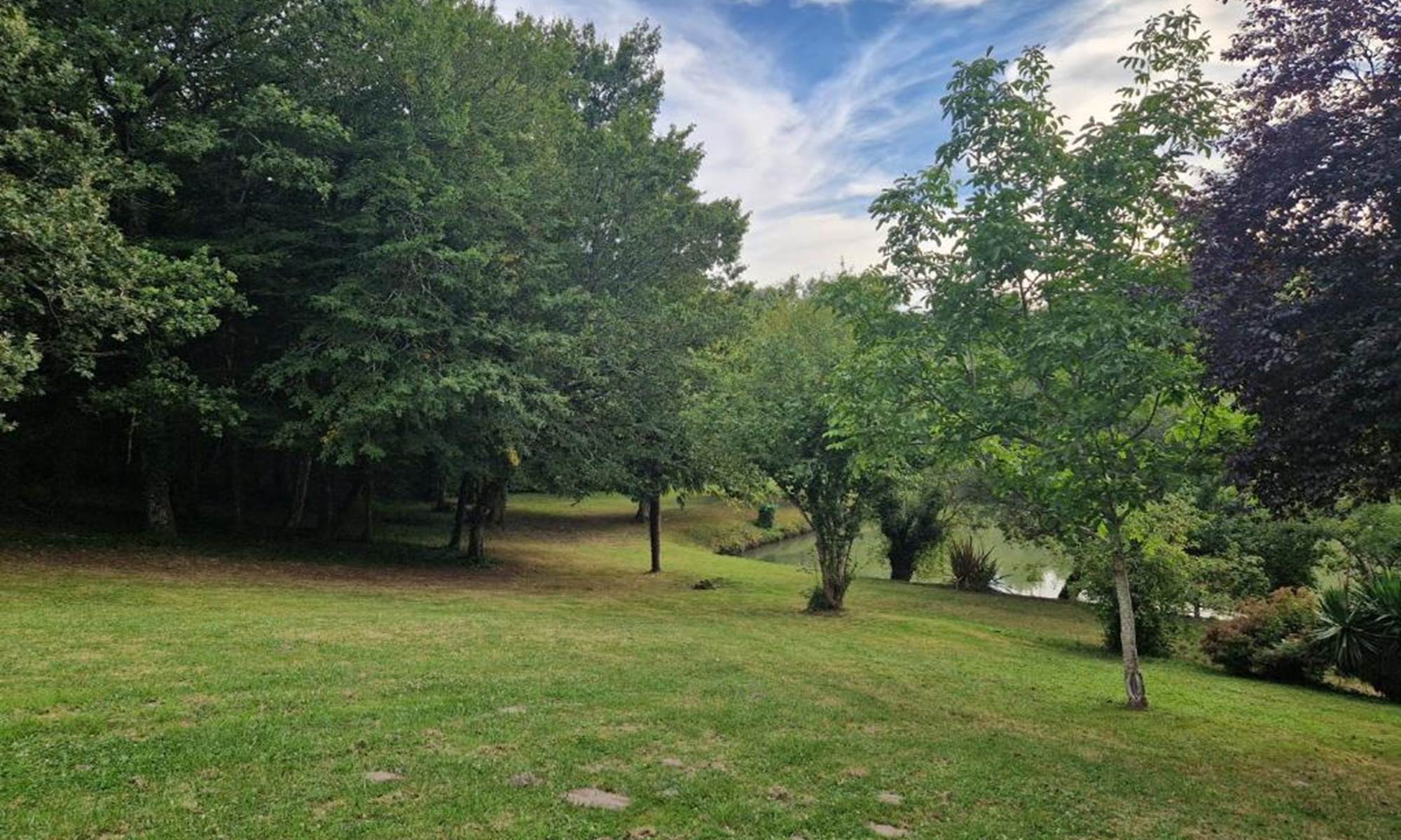 <img src="balade-nature-etang-hacienda-soubran.jpg" alt="Balade en pleine nature autour de l’étang de L’Hacienda de Soubran" title="Randonnée et balade autour de l’étang de L’Hacienda de Soubran, Charente-Maritime">