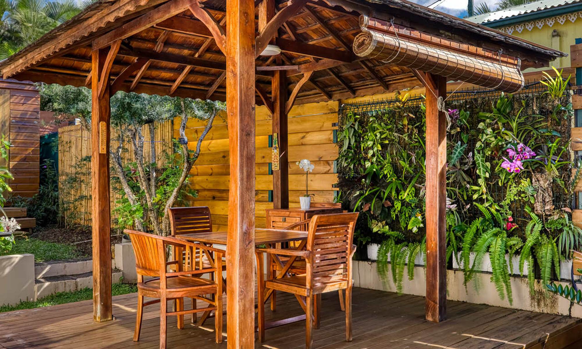 Kiosque et mur végétal-page