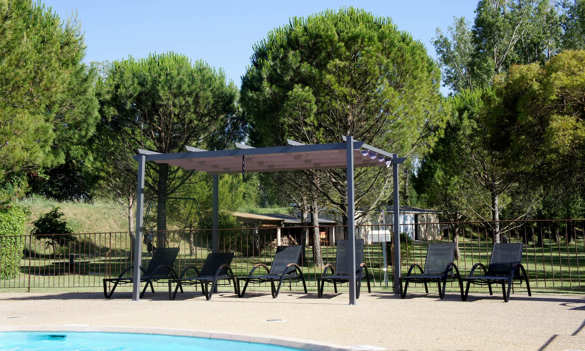 Piscine de l'hôtel les peupliers loriol du comtat-page