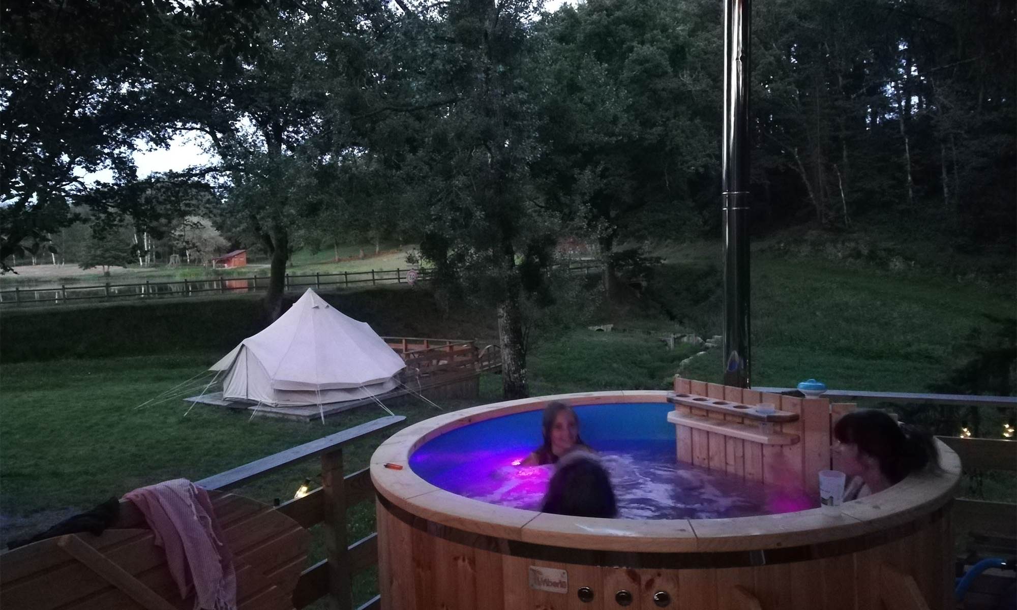 bain norvégien dans le camping insolite kabaneko en limousin-galerie