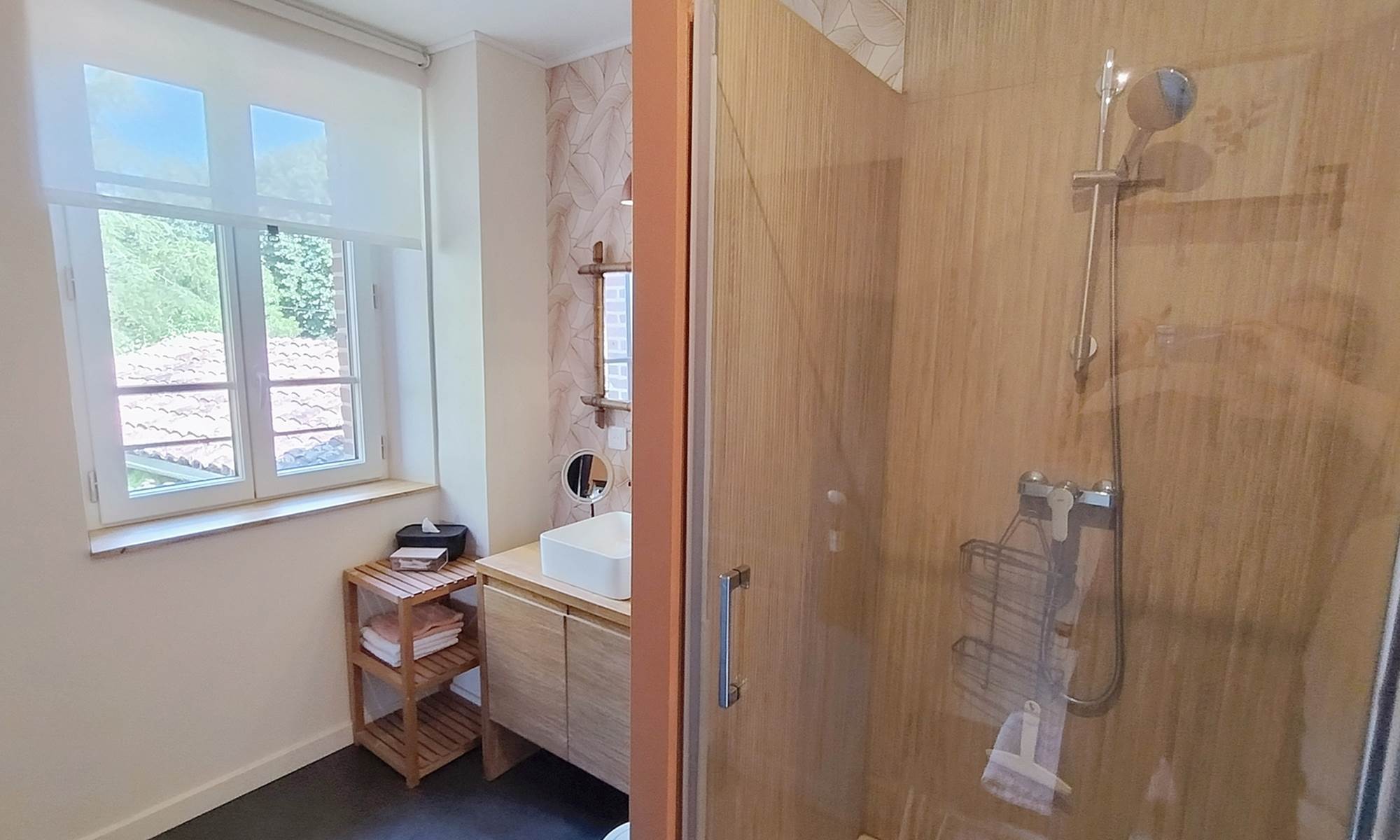 16-bis-gite-hotel-marssac-salle de bain-douche-lavabo-galerie