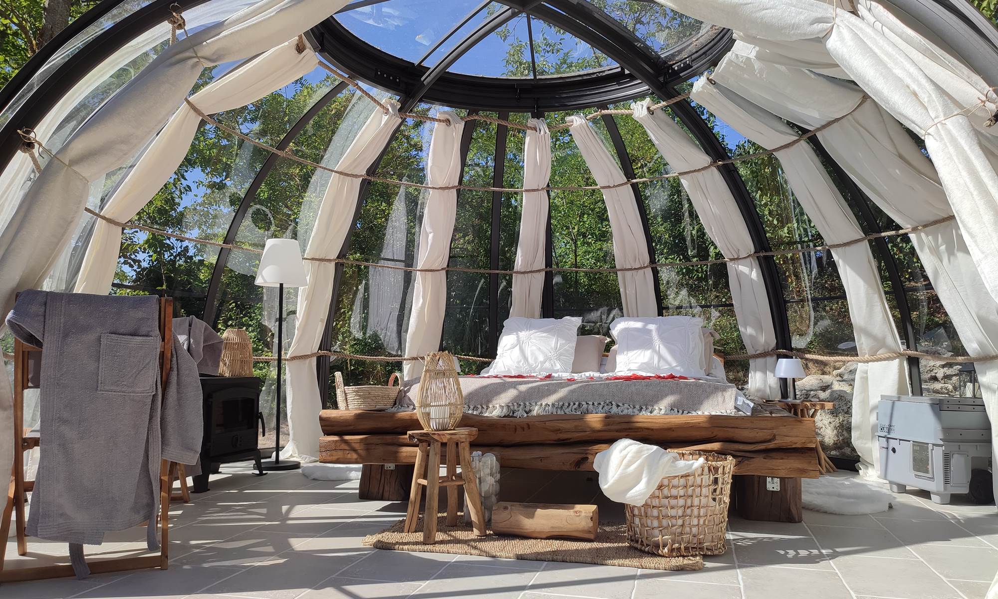 Logements insolites en Auvergne (Allier) : la bulle « Une parenthèse enchantée ».-page