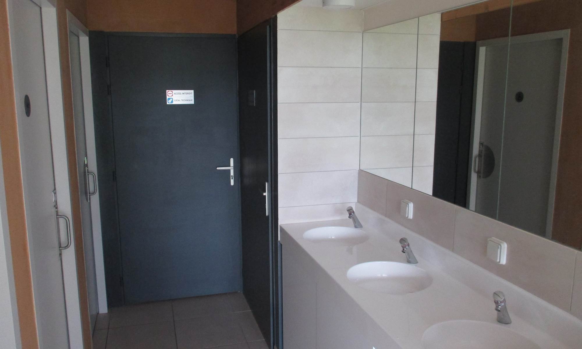 3 lavabos en zone sanitaire-galerie