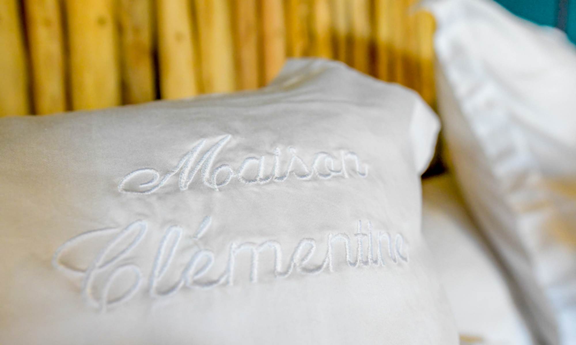 <img src="chemin-de-l-image.jpg" alt="Coussin de lit brodé avec l'inscription 'Maison Clémentine', décoration élégante à l'hôtel La Maison de Clémentine, Fort-de-France, Martinique" />-galerie