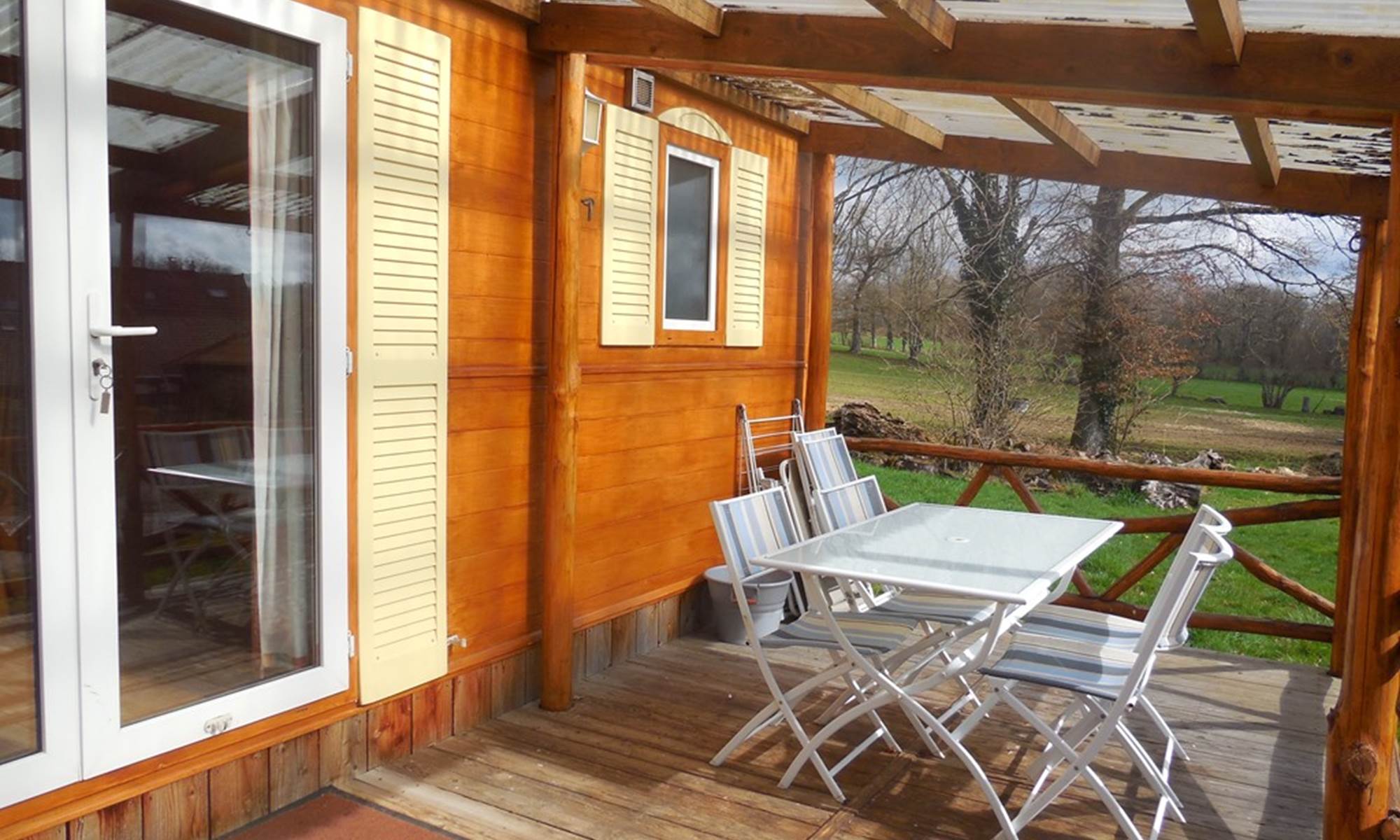 Camping la Chevauchée en Creuse - terrasse-galerie