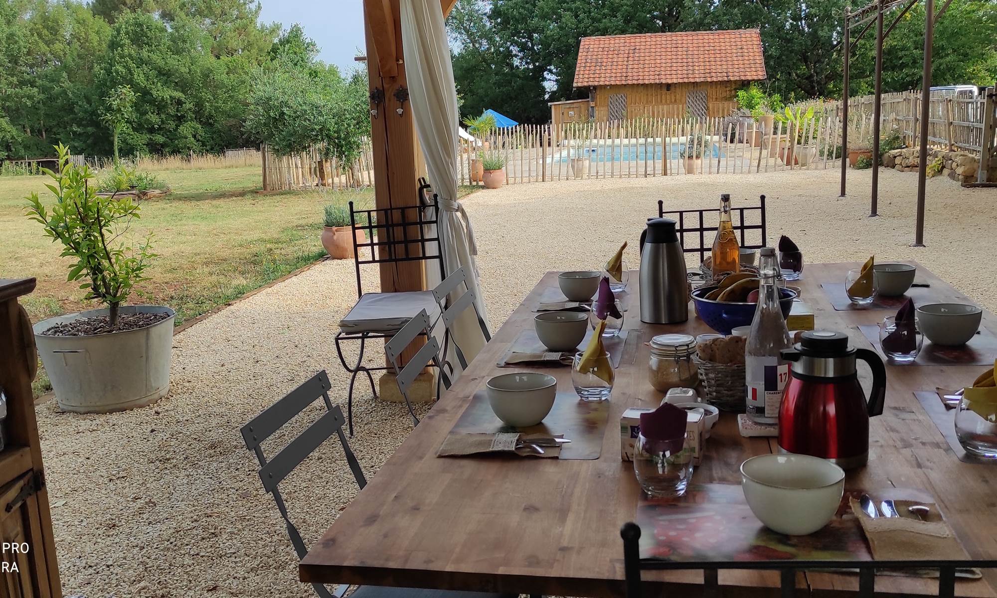 BRITAVIT Petit déjeuner au bord de la piscine (2)-page