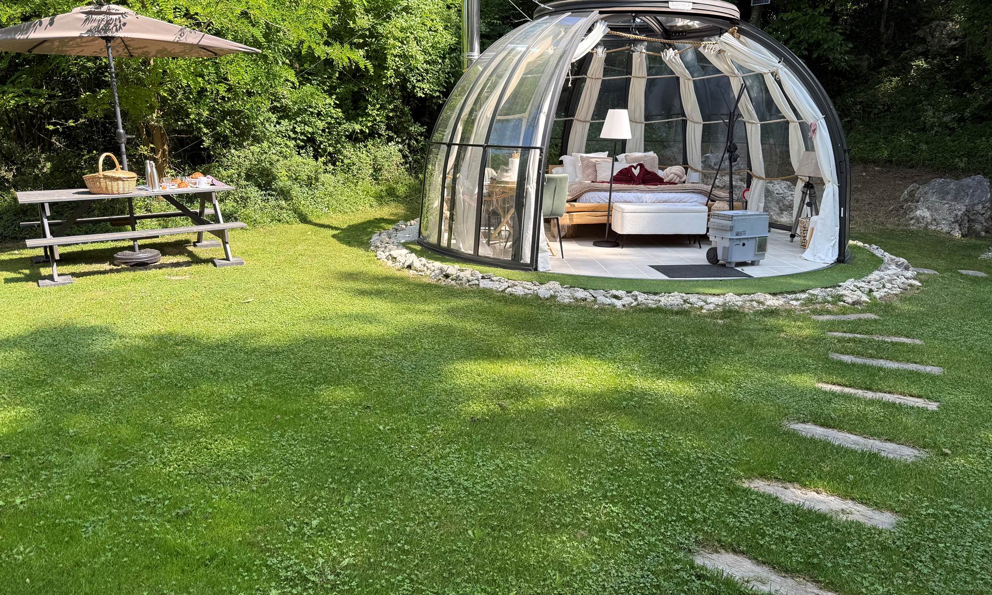 Escapade en amoureux dans une bulle avec spa privatif.-page