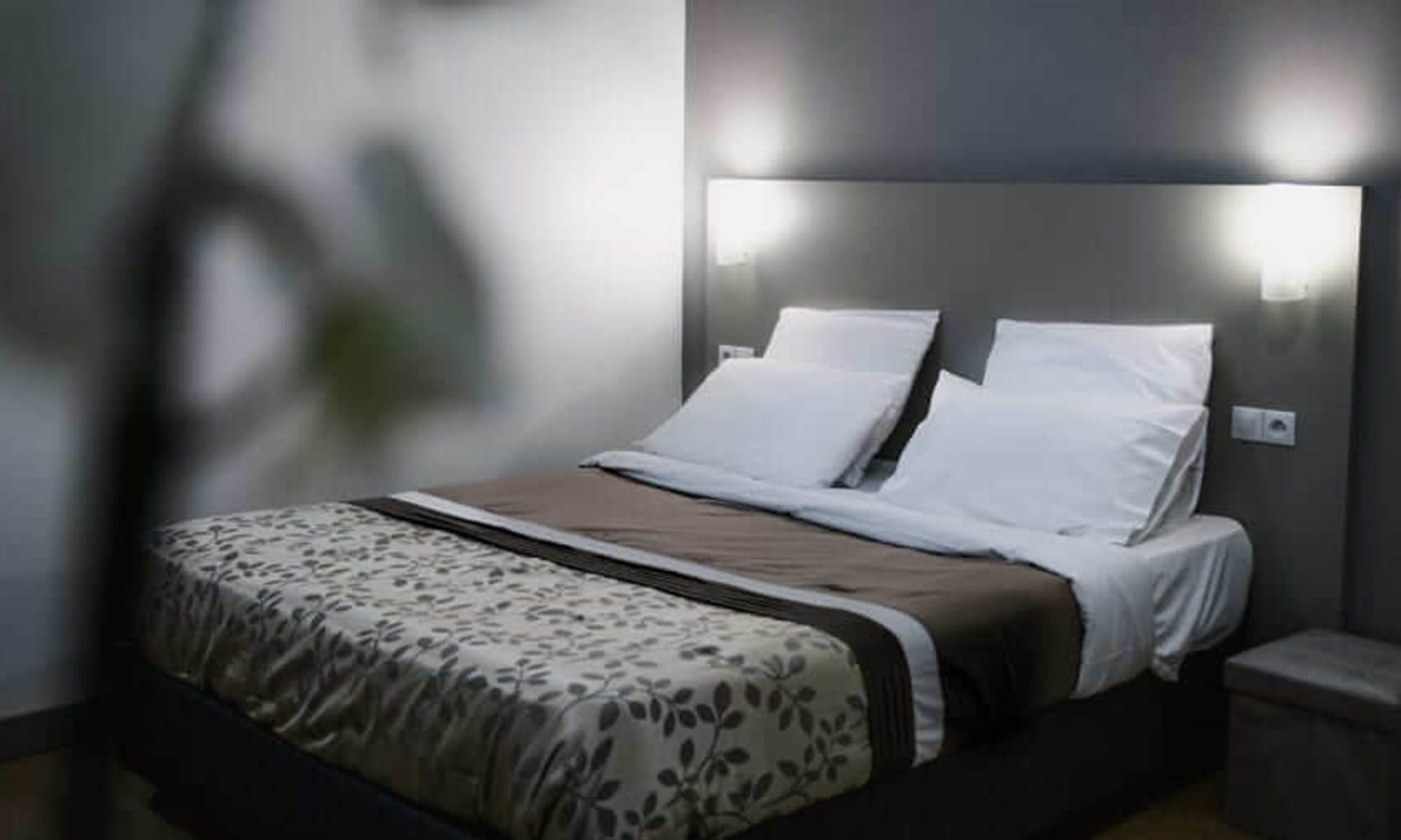 hotel-des-arcades-reims-chambre-double-deluxe-climatisation-champagne-parking-galerie