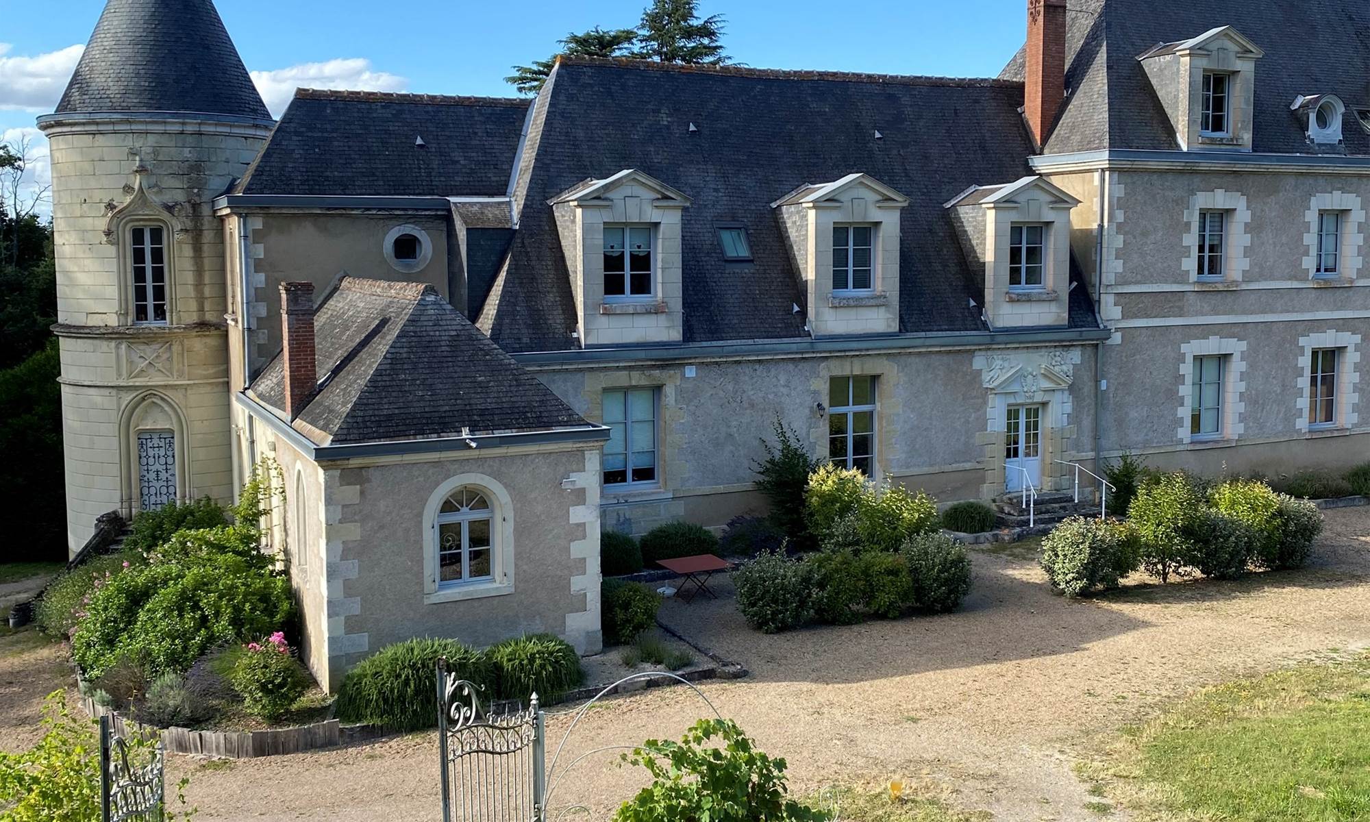 la-tour-des-touches-gite-savonnieres-vue-sur-le-chateau