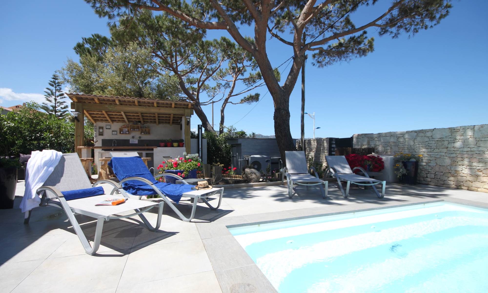 espace détente de la piscine chauffée