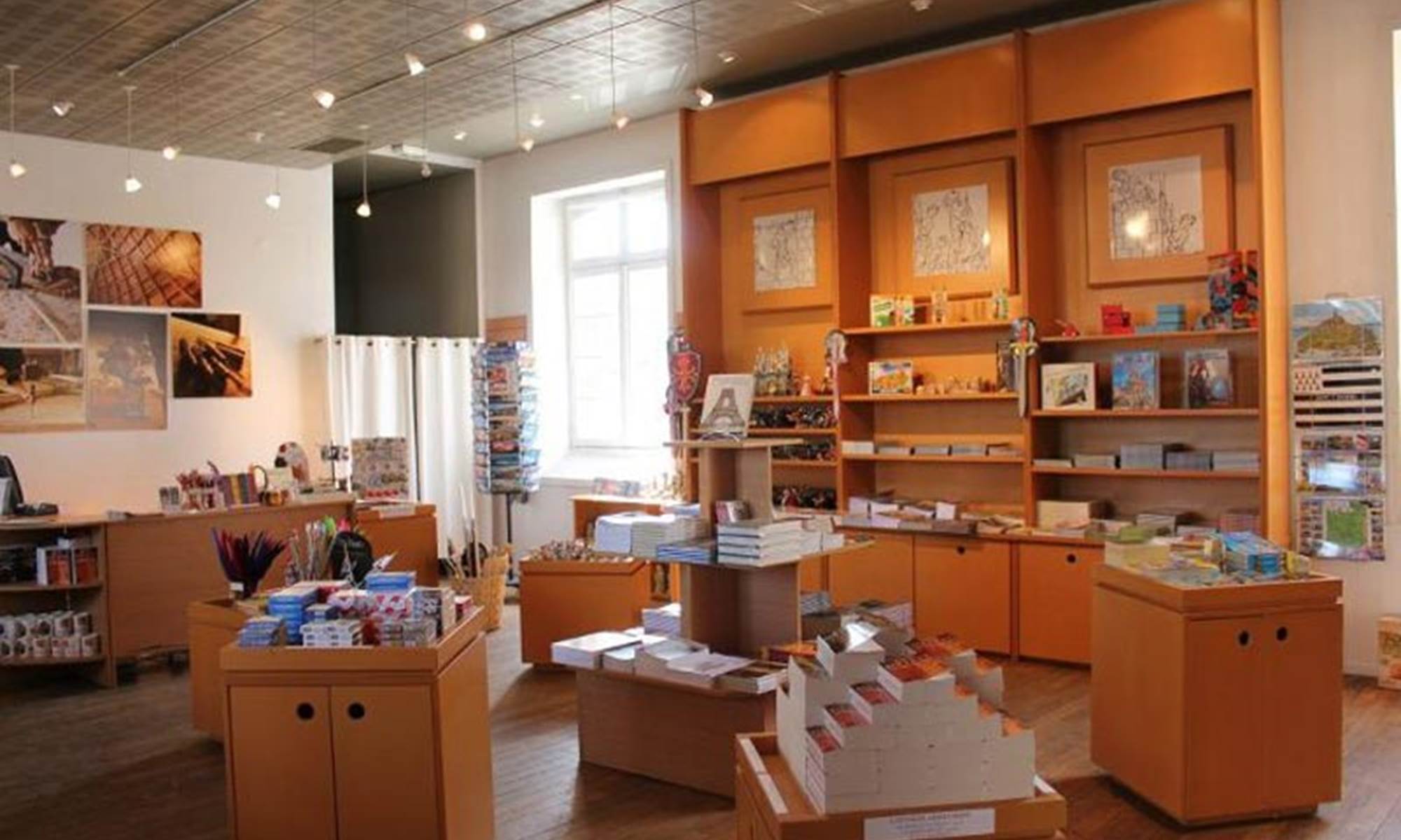 Livres - bijou- papeterie- plumes - jeux - coloriage