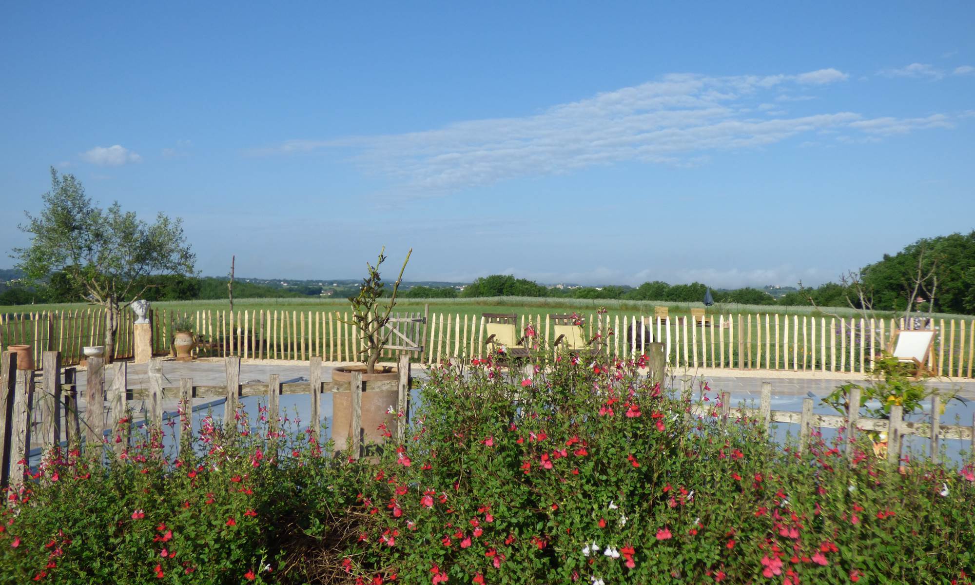 piscine d'eau salée  avec vue sur la bastide de Beaumont du Périgord-page