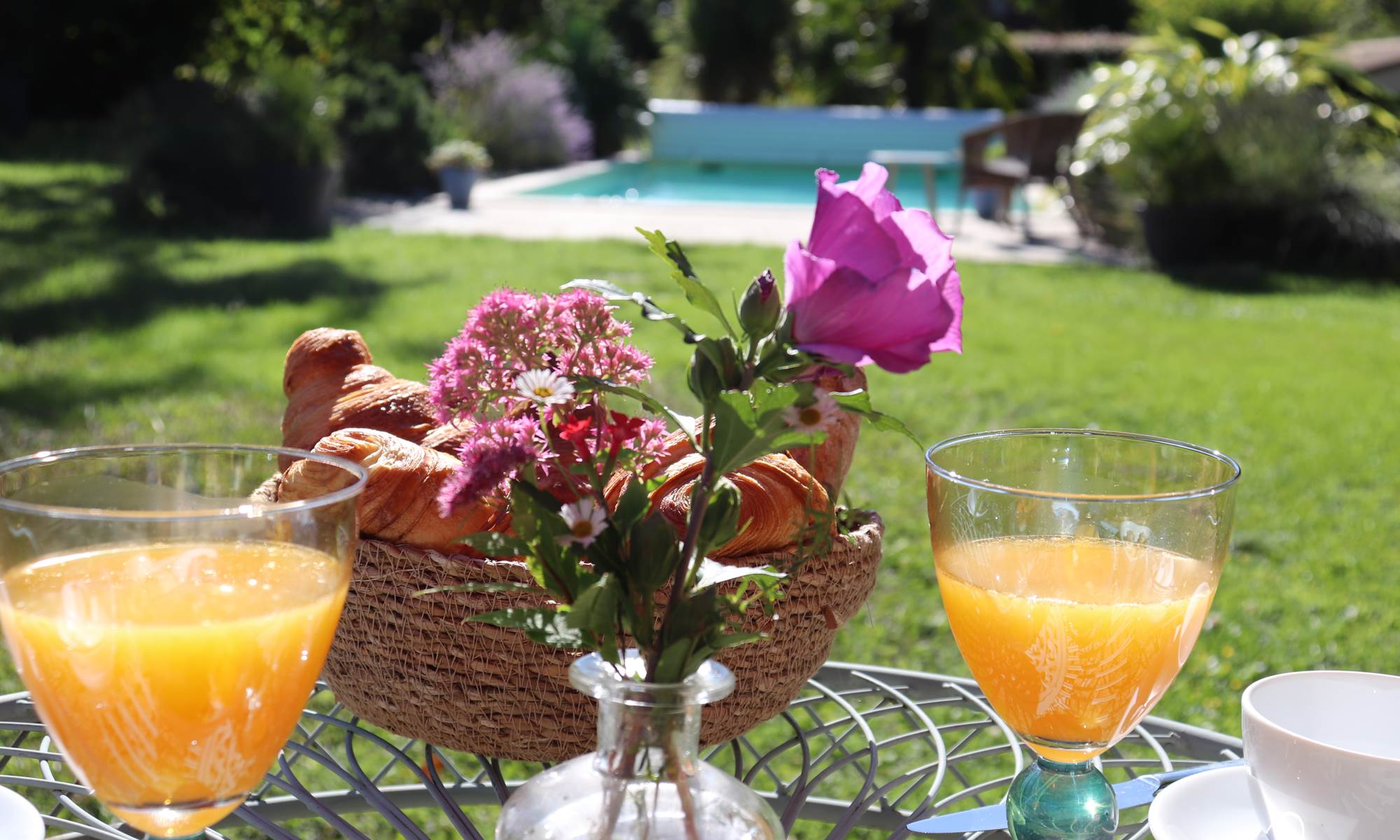 Petit déjeuner dans le jardin- les charmes de sarlat