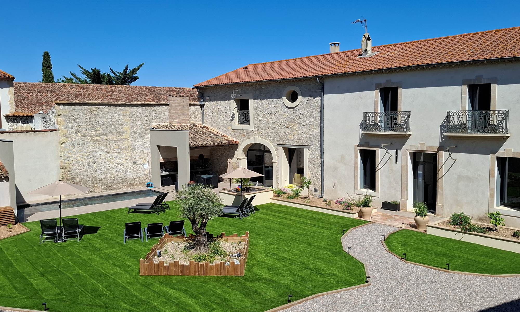 Façade de La Vigneronne au domaine des Gîtes de Monte Blanco, proche de Pézenas.-galerie