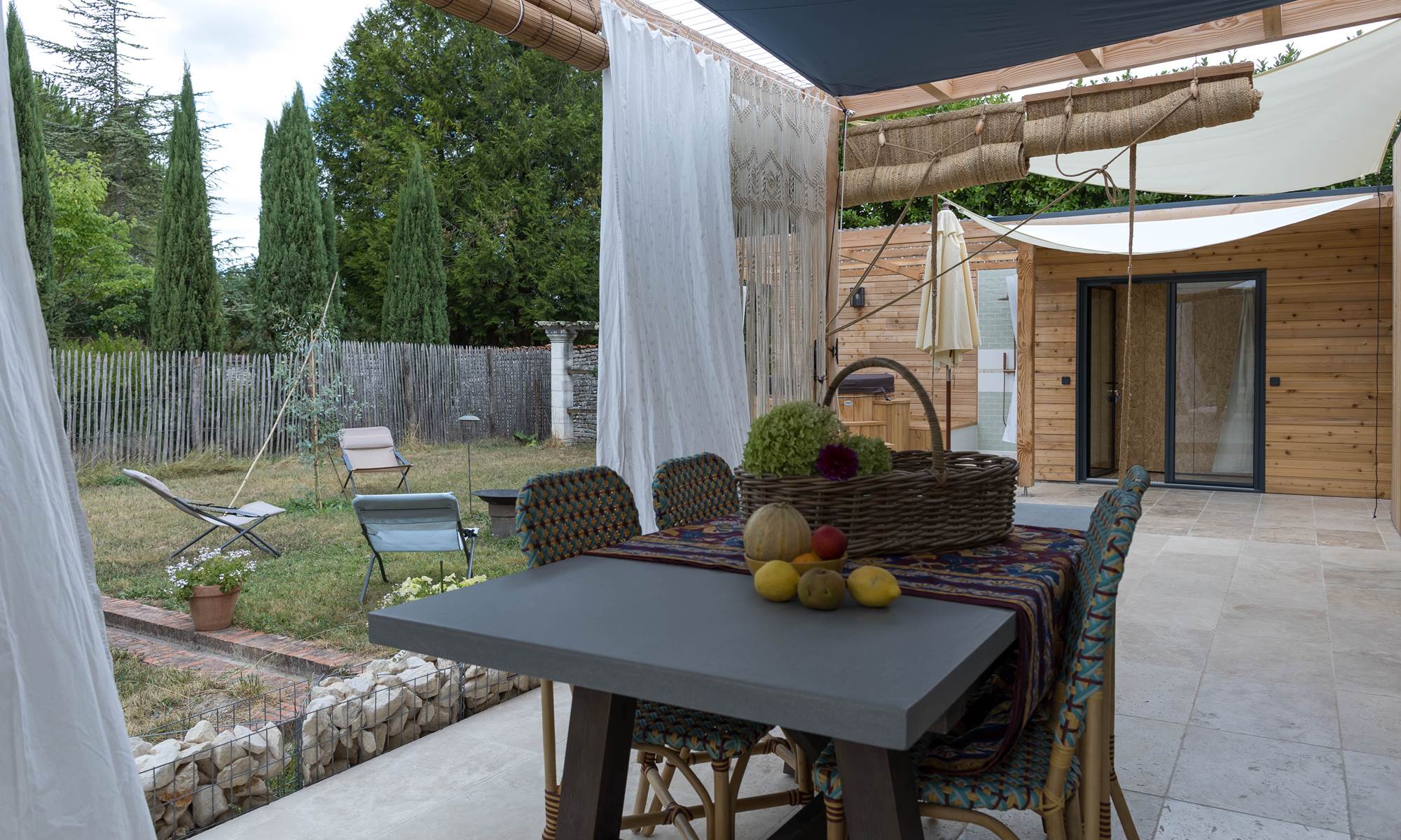 L'espace repas extérieur-galerie