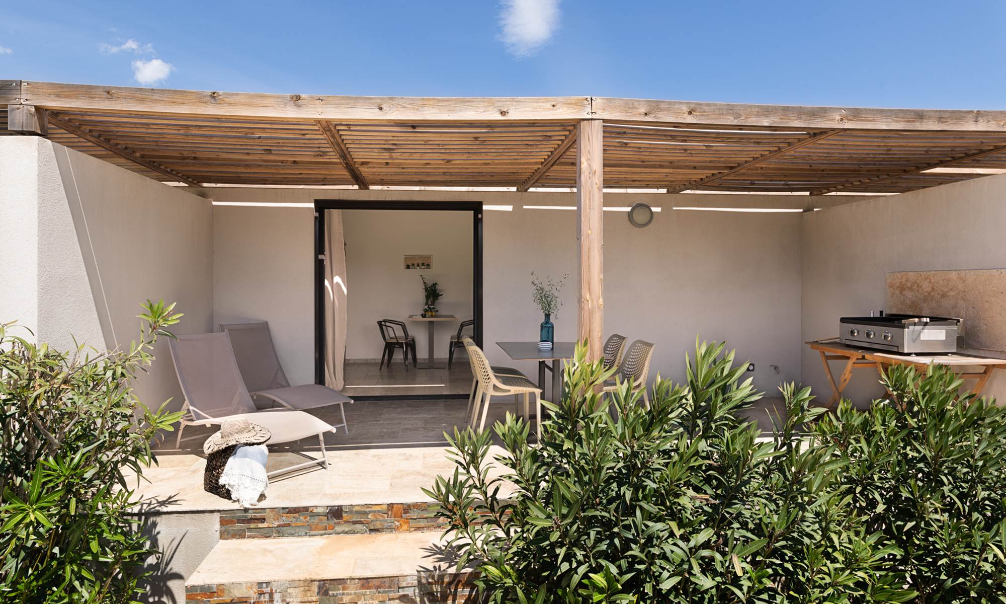 residence-vacances-i-levri-porto-vecchio-corse -appartement-terrasse-5-6-7-8-cote-piscine-galerie