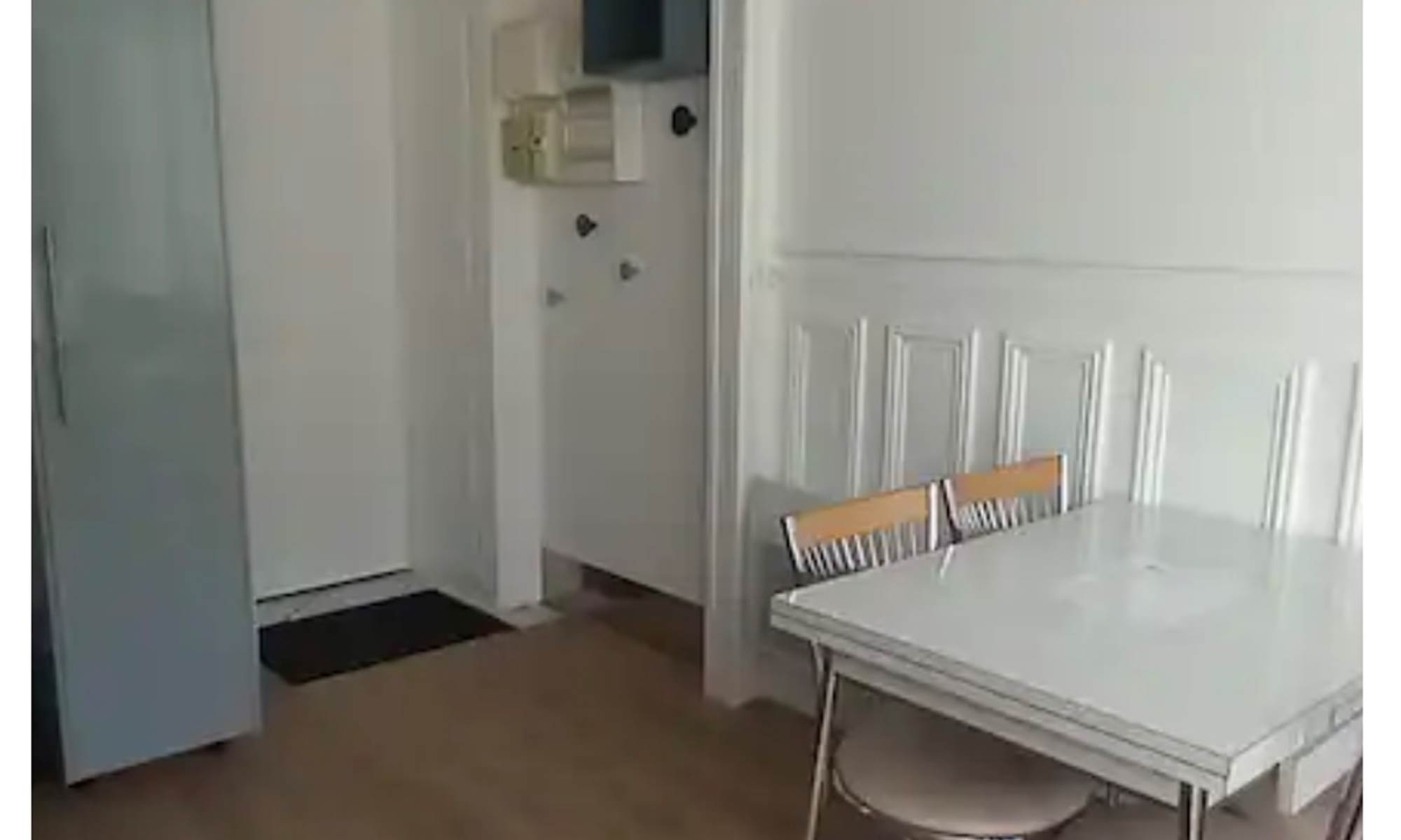 Espace repas SK-PADE – Table conviviale pour repas en famille ou entre amis, ambiance chaleureuse et vue montagne.-galerie