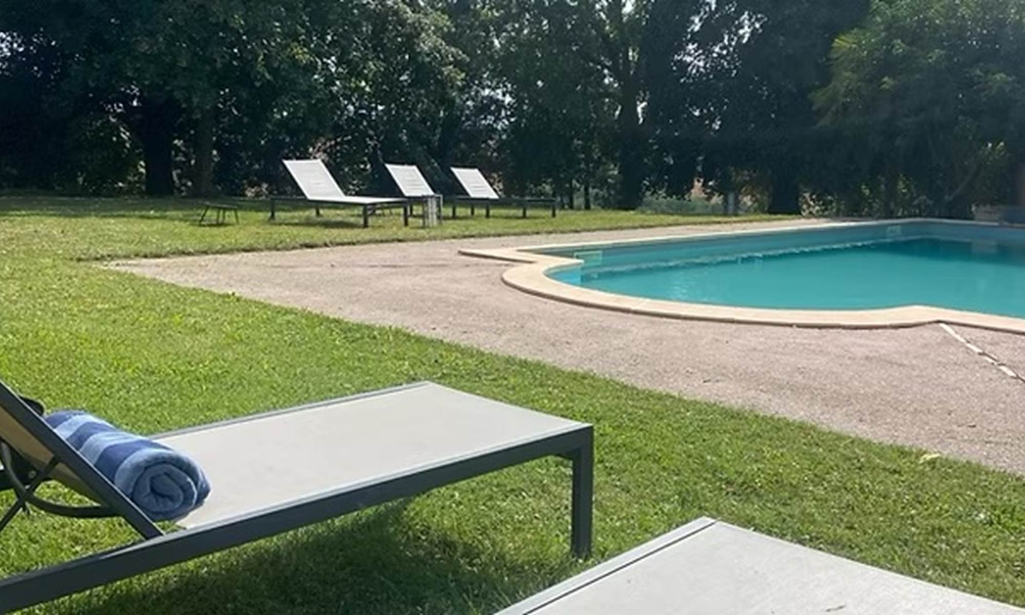 piscine-exterieure-manoir-du-bouyssou-cintegabelle