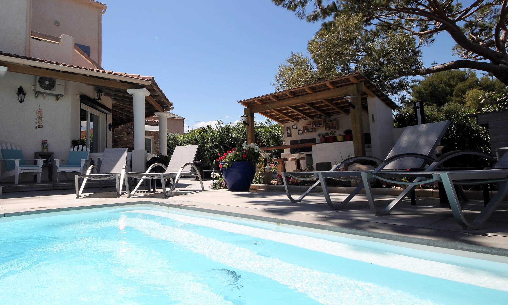 Autre vue de la piscine à la Residence Appart Bleu Azur  Saint Florent en Corse