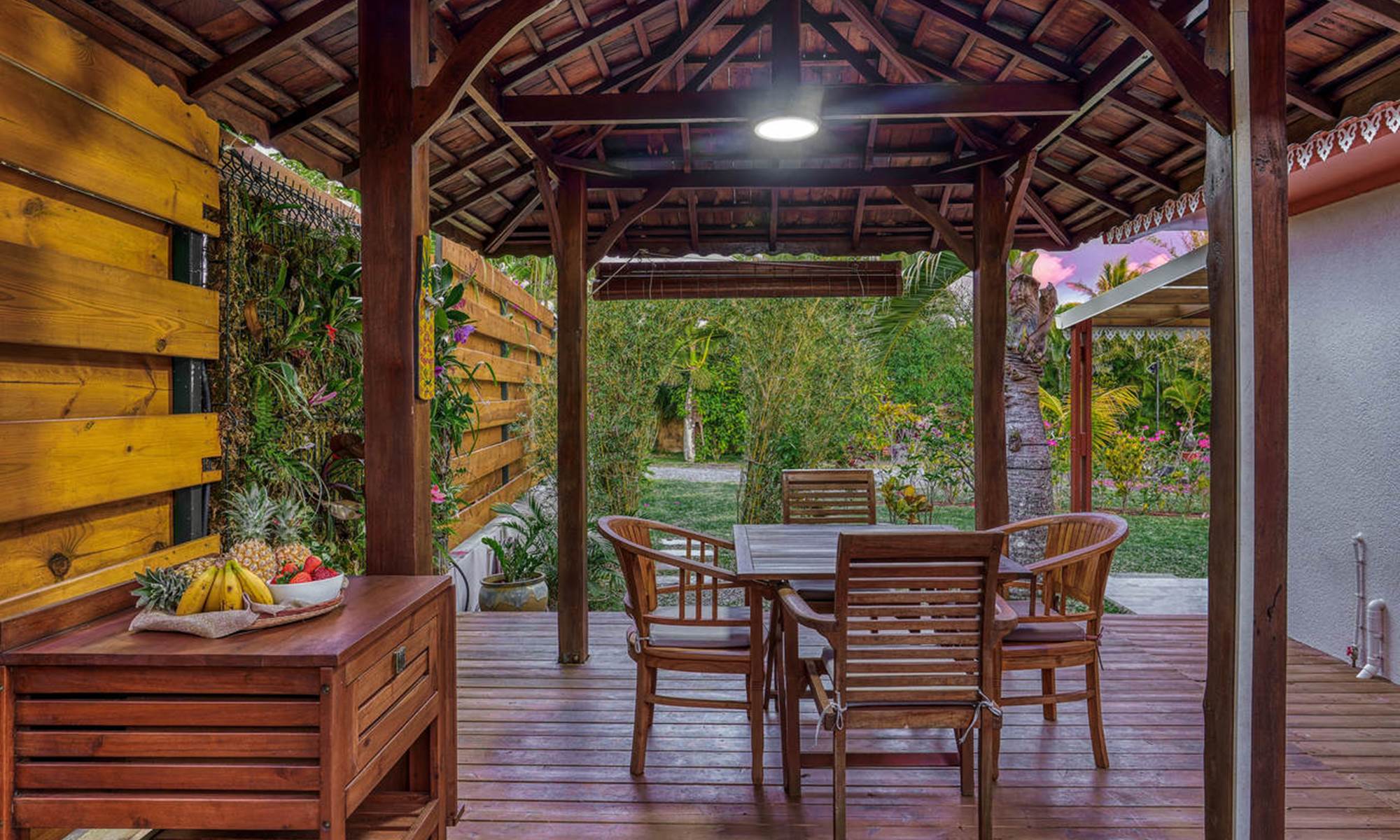 Espace détente en extérieur sous kiosque-page