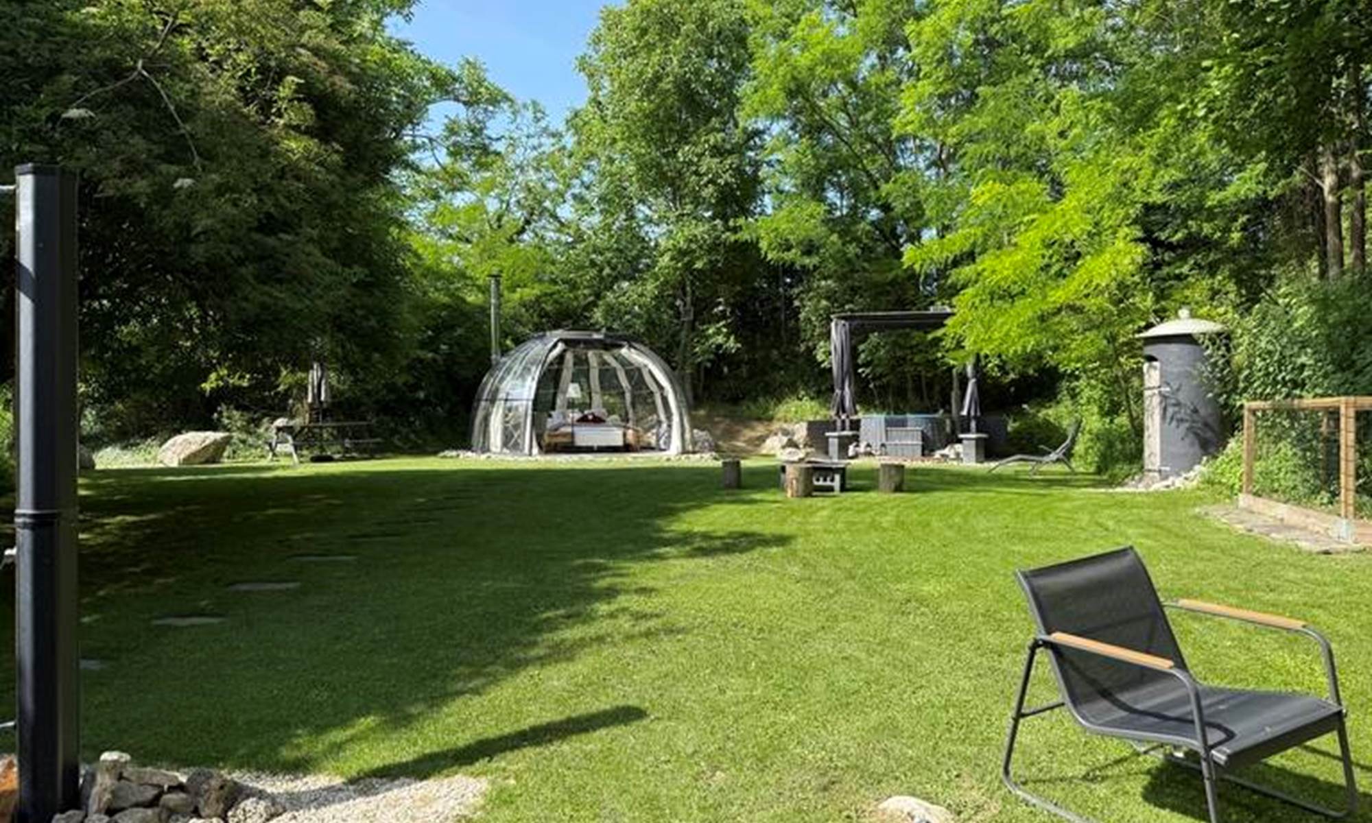 Pour une surprise romantique, demande en mariage ou anniversaire, la bulle avec bain nordique est le cadre idéal.-page