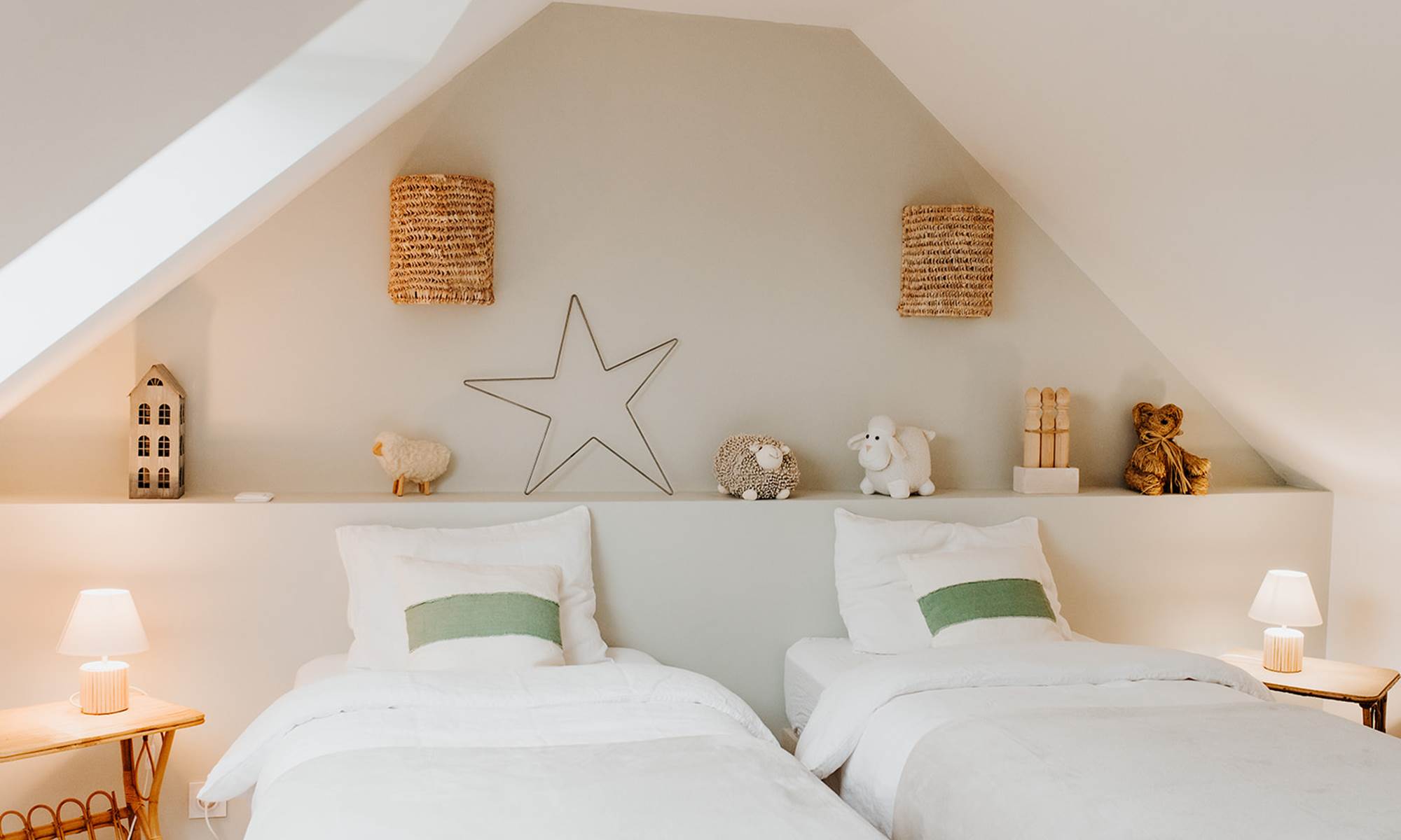 Matières naturelles et couleurs apaisantes créent une atmosphère propice à la détente.