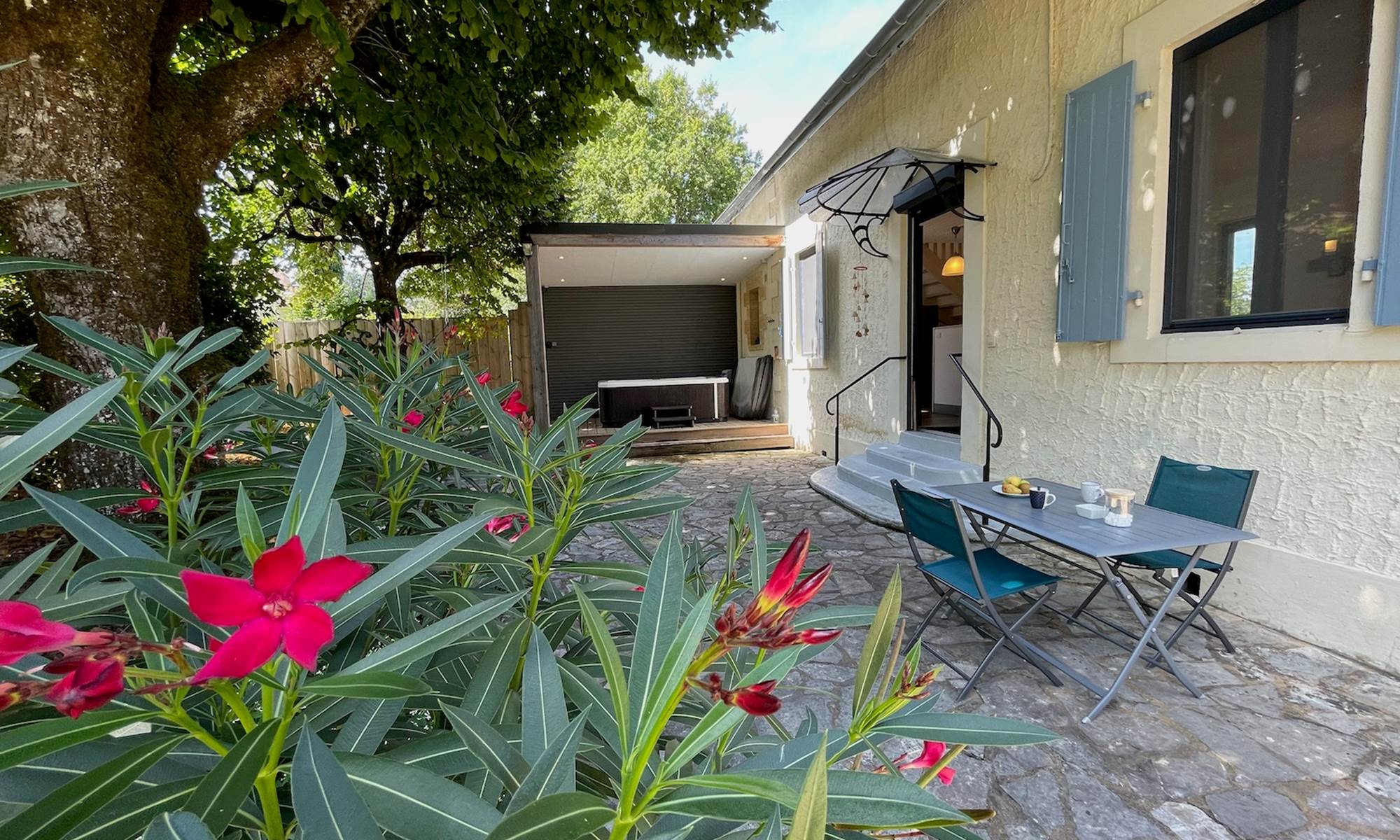 Jacuzzi-maison-tournesol-Sarlat-Dordogne-galerie