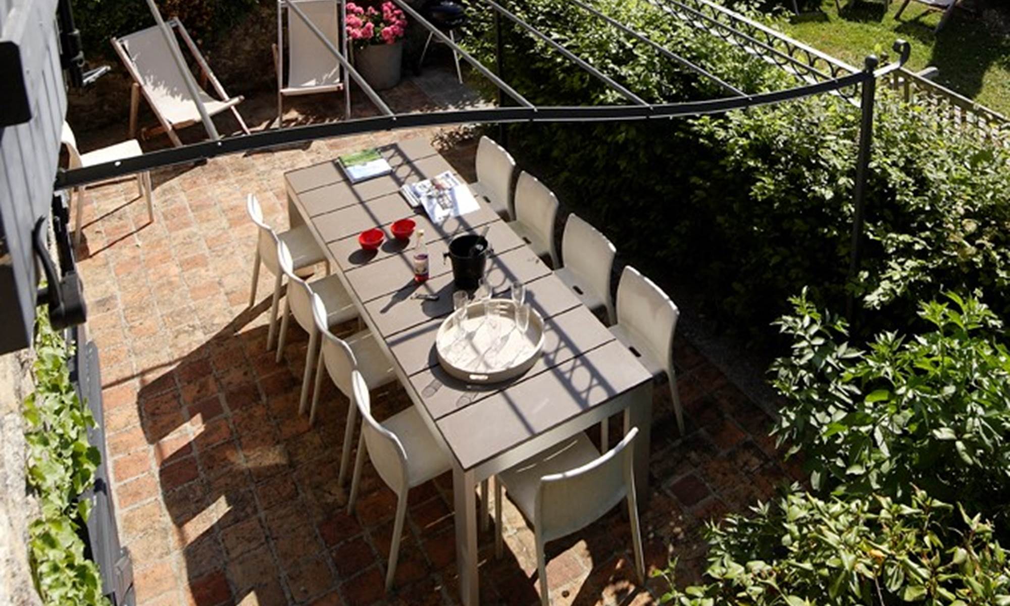 La terrasse privée de l'Oustal avec store électrique et pergola couverte de glycine