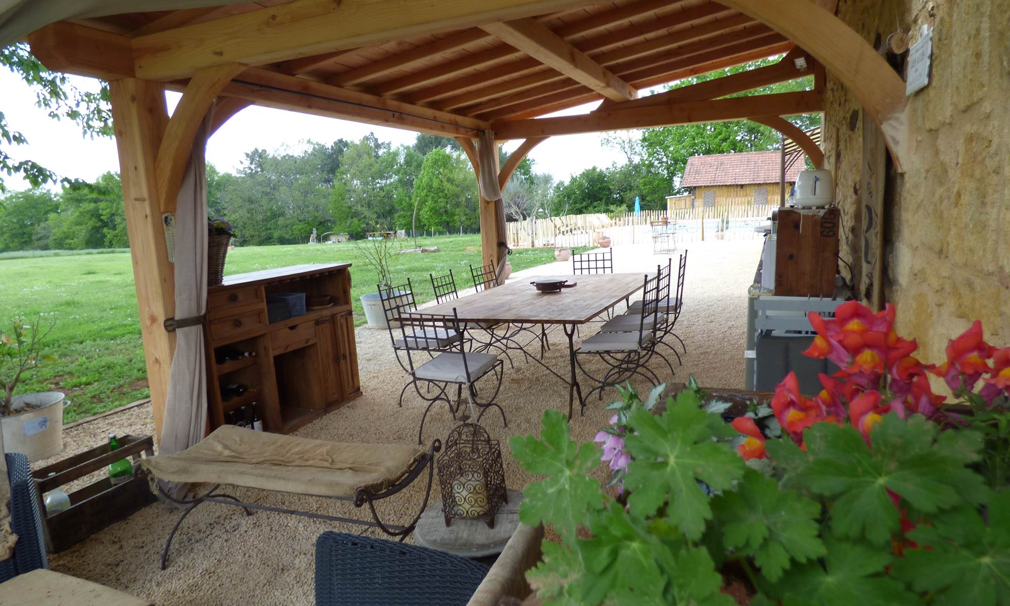 Préau pour les petits déjeuners et la table d'hôtes à la belle saison-page