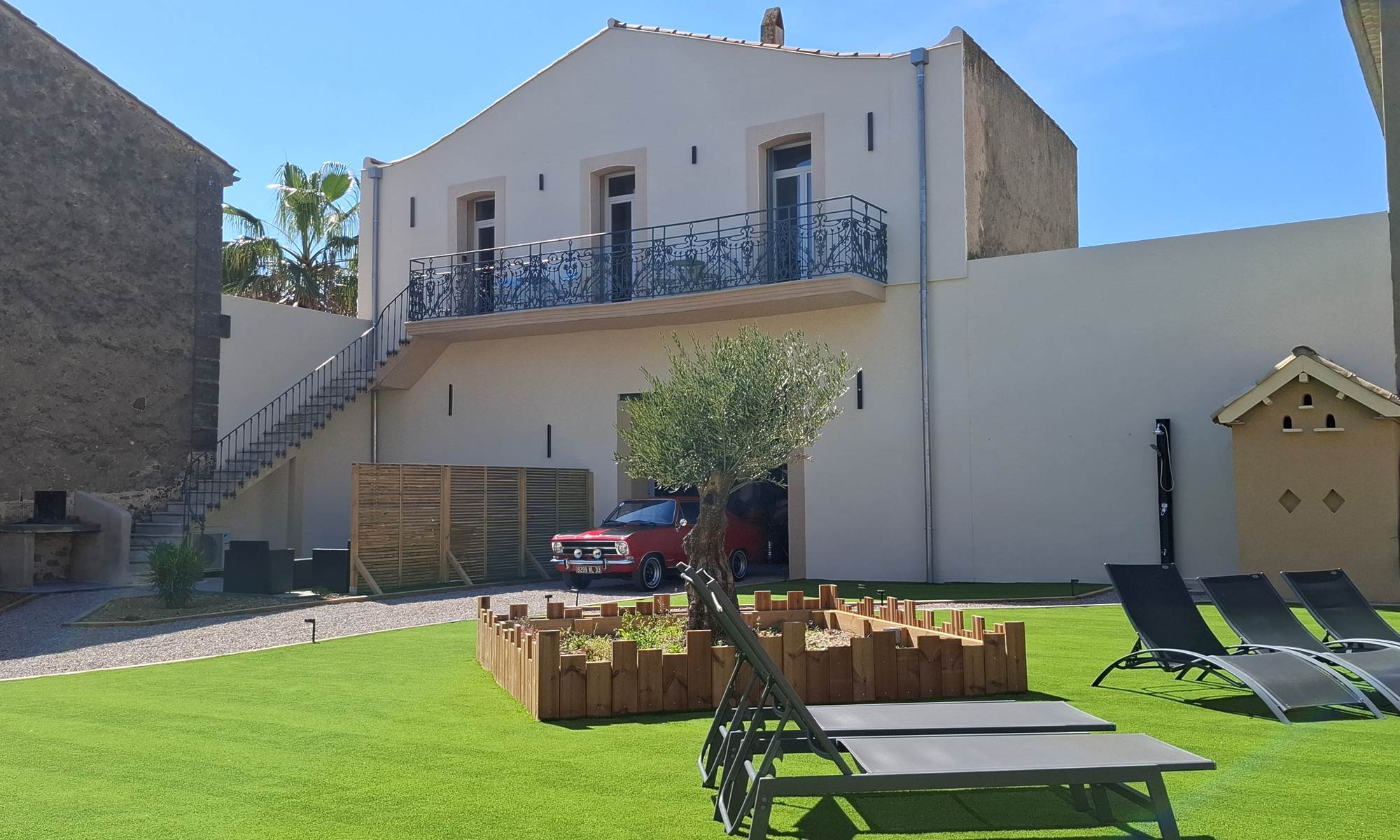 Cour intérieure des Gîtes de Monte Blanco avec accès au gîte Le Ramonetage, près de Béziers.-galerie