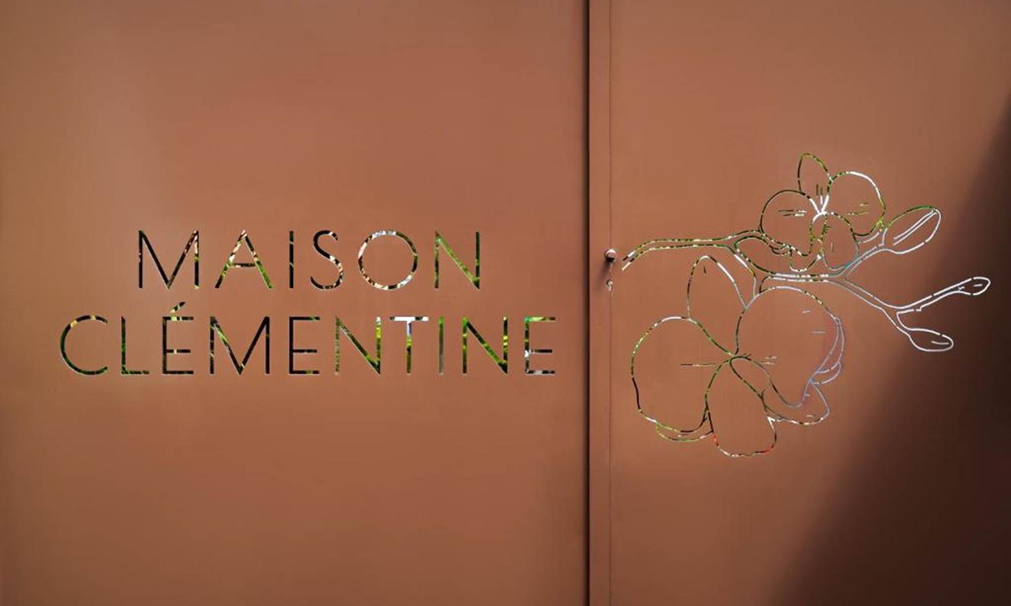 <img src="chemin-de-l-image.jpg" alt="Façade de La Maison de Clémentine, hôtel de charme à Fort-de-France en Martinique, avec piscine et jardin tropical" />-galerie