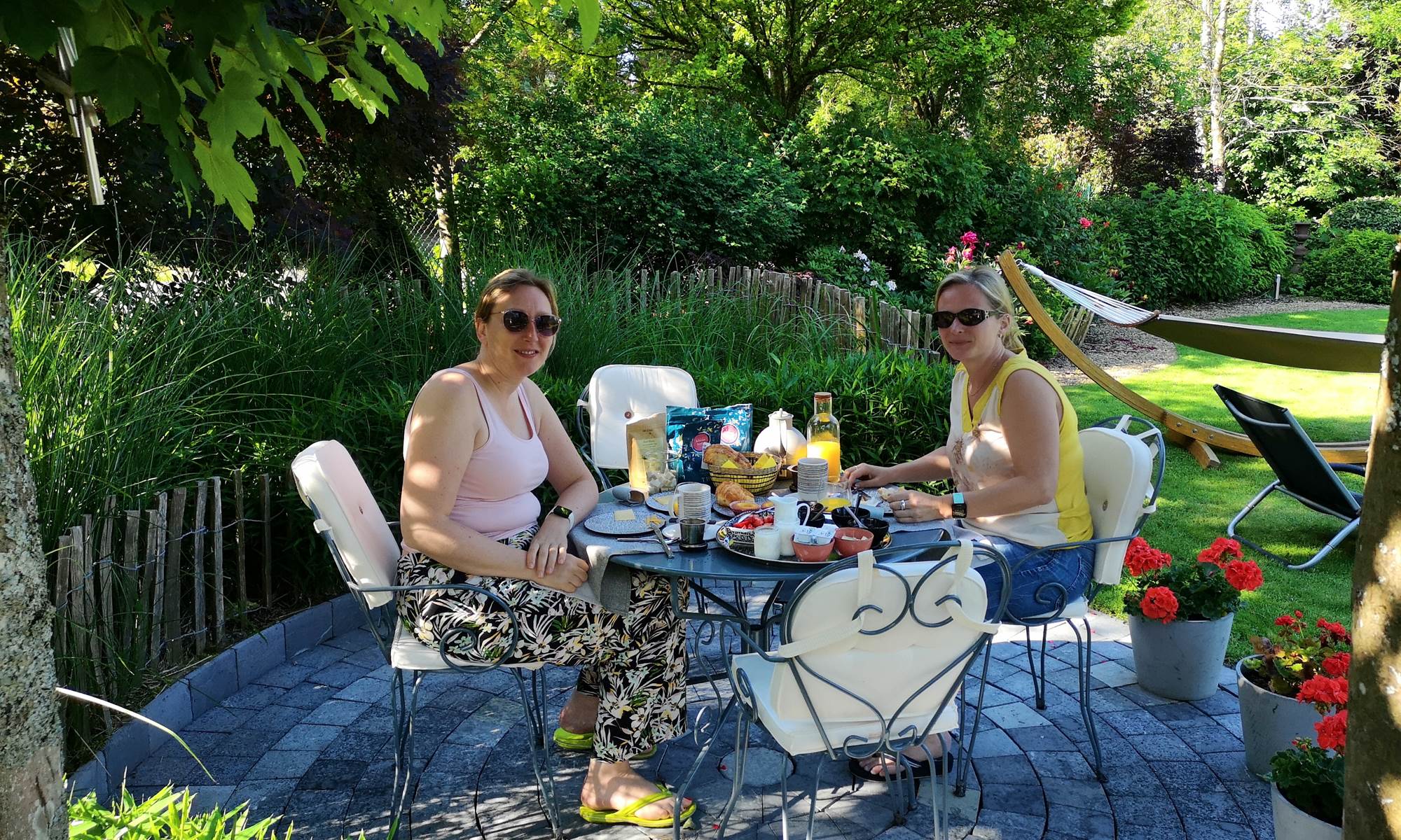 Petit déjeuner sur la terrasse ronde-galerie