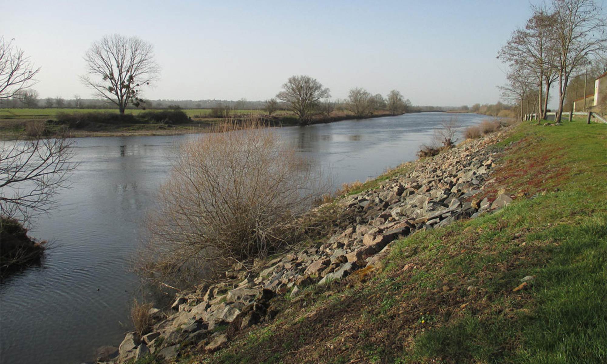 La Loire coule dans le village-galerie