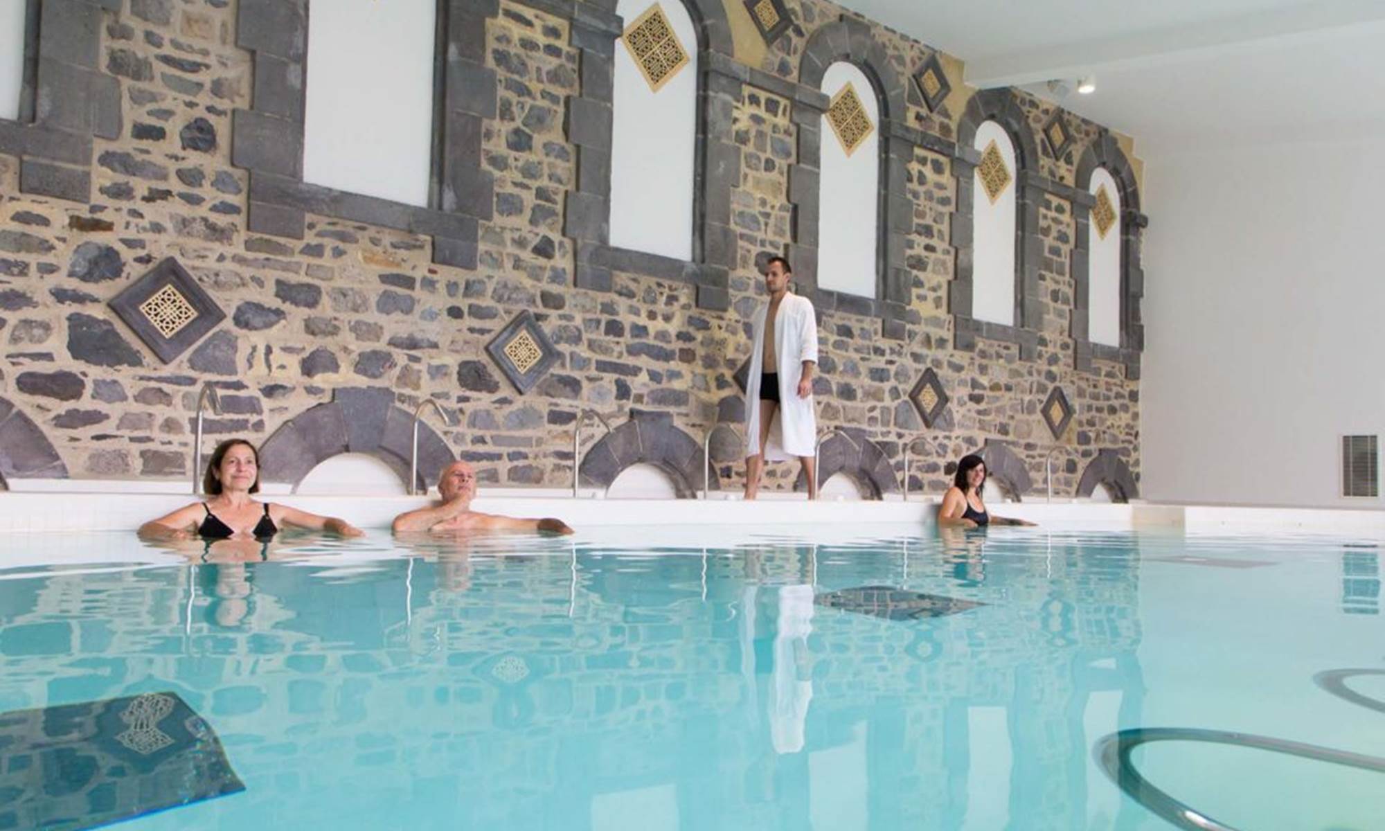 Intérieur des Thermes du Mont-Dore – Détente, soins naturels et architecture remarquable.-galerie