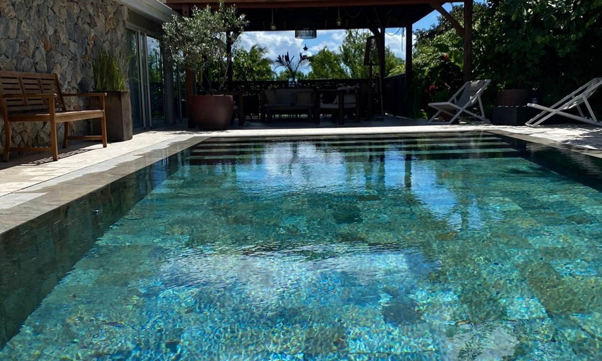 <img src="chemin-de-l-image.jpg" alt="Piscine principale de l'hôtel La Maison de Clémentine à Fort-de-France, Martinique, avec terrasse et environnement tropical" />-galerie