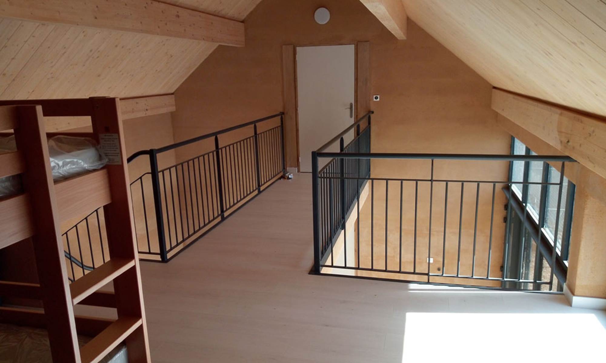 passerelle de l'étage entre les deux dortoirs-galerie