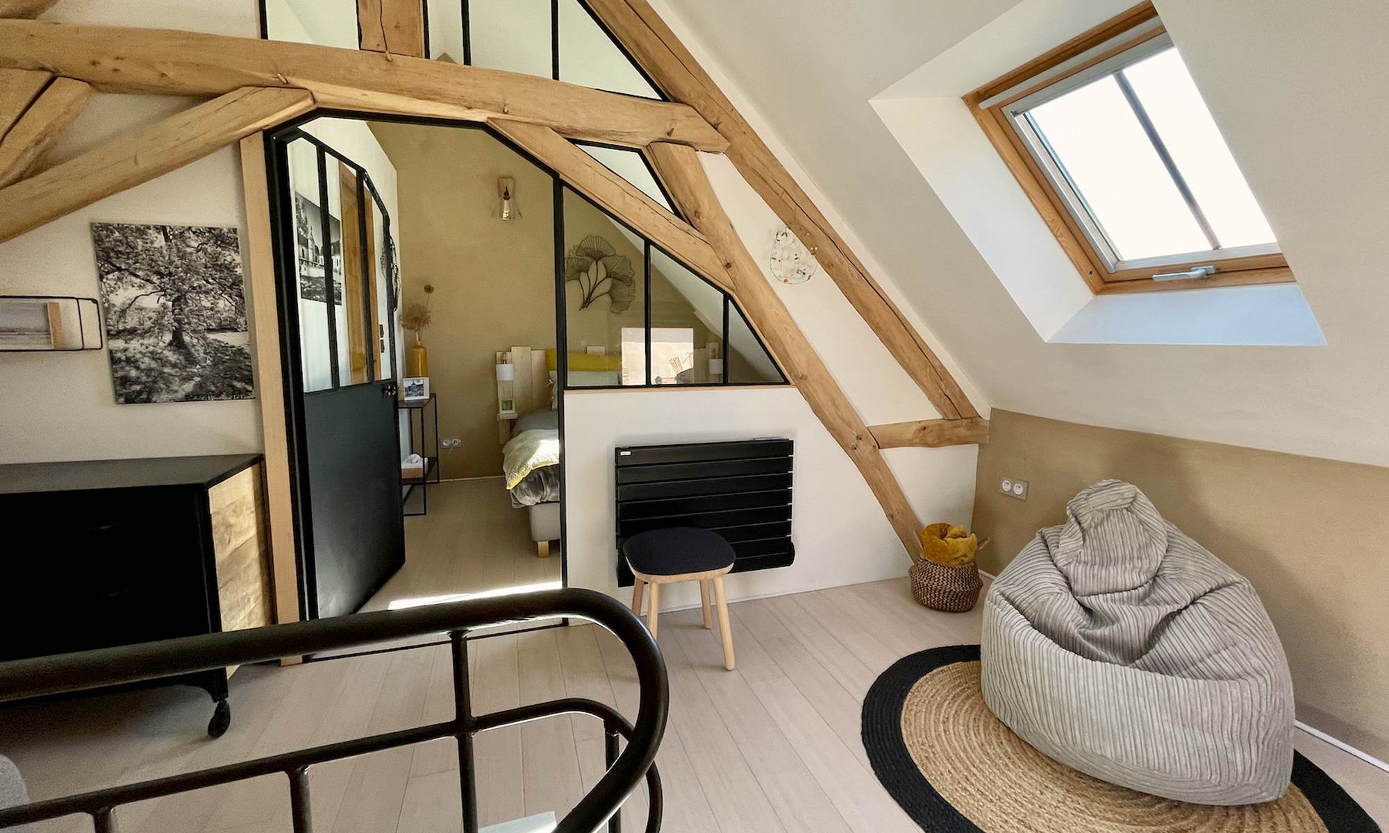 sur le palier de l'étage-galerie