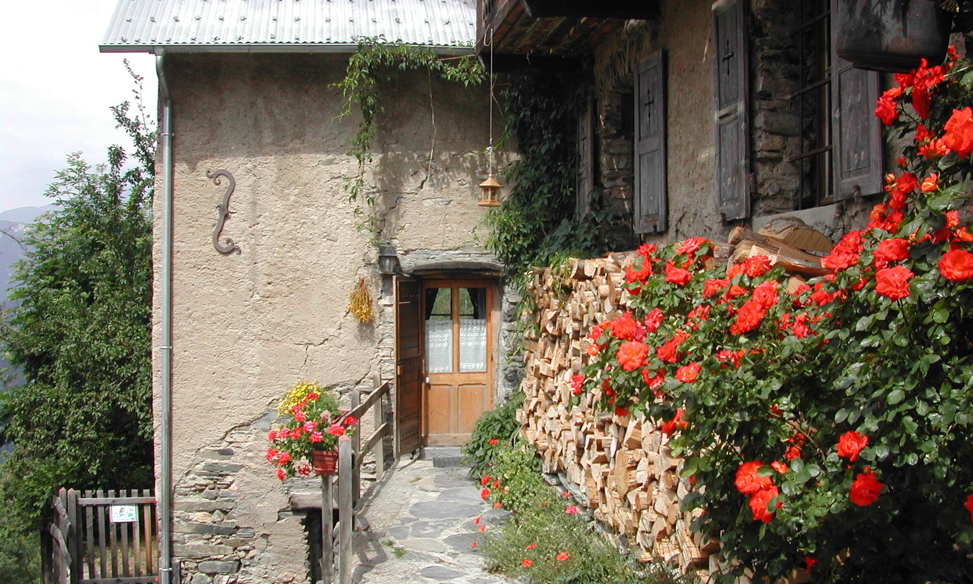 Entrée du gîte été.