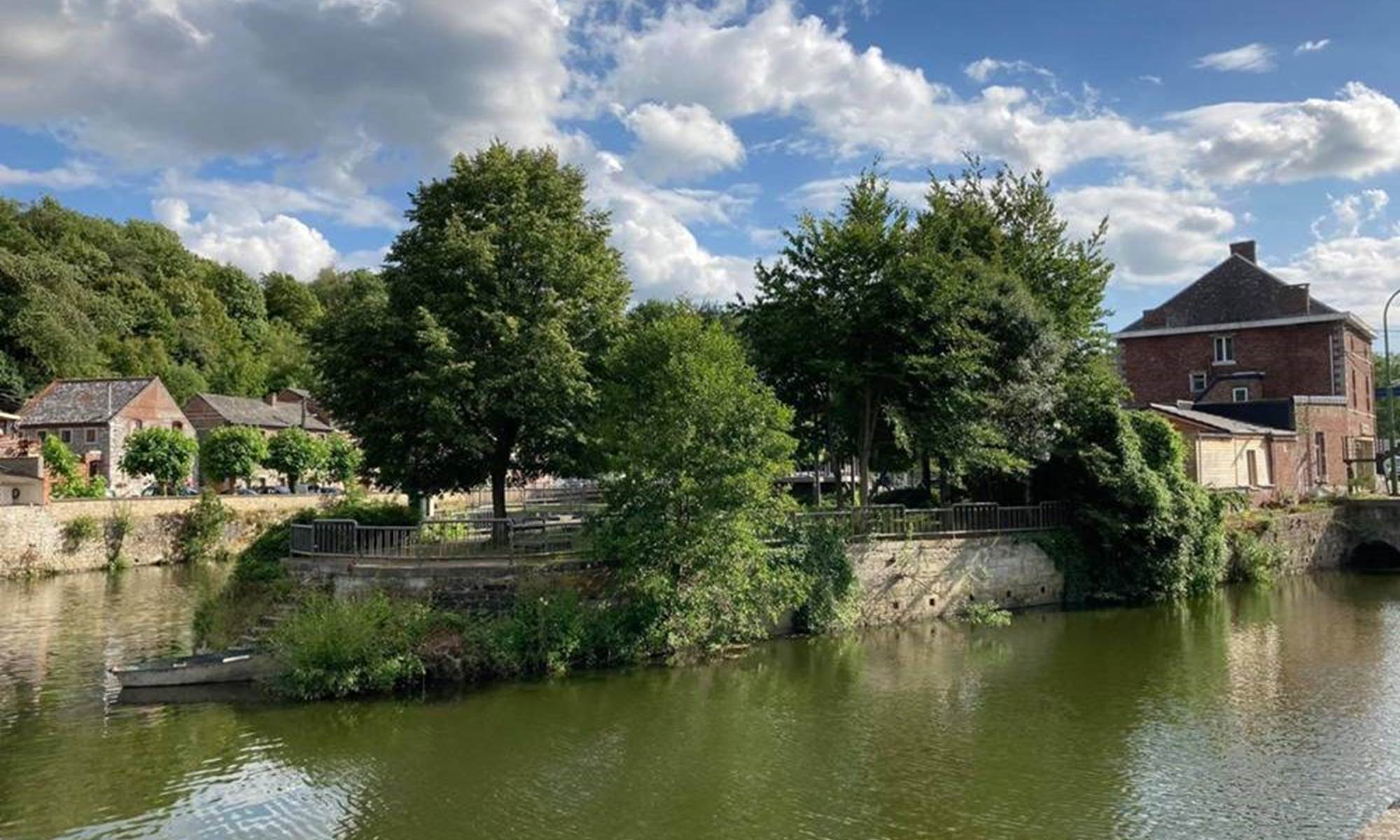 Le village de Labuissière traversé par la Sambre