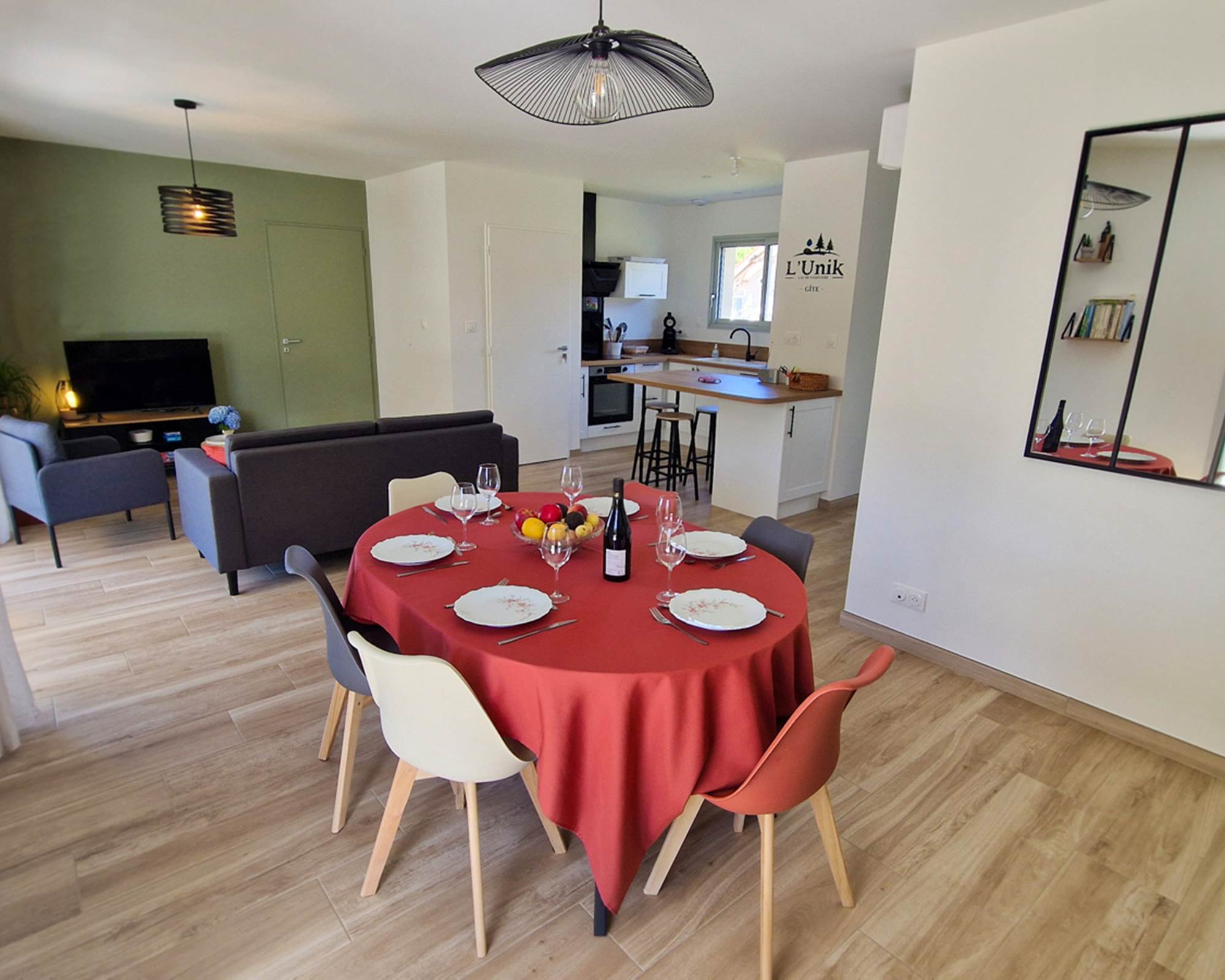 salon-convivial-gite-unik-vacances-famille-nature-creuse