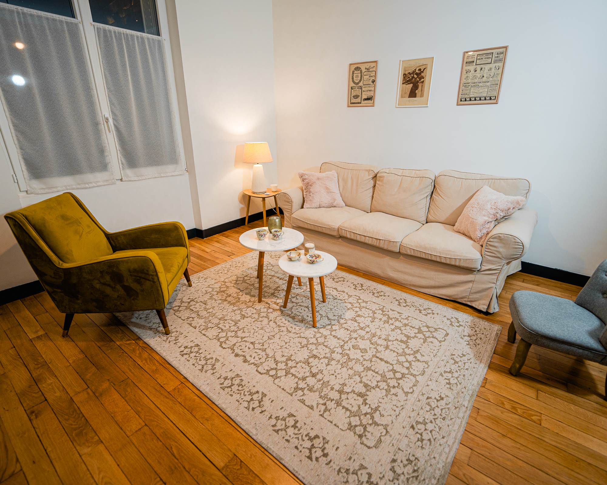 Salon spacieux avec canapé et fauteuils-photo-gallery